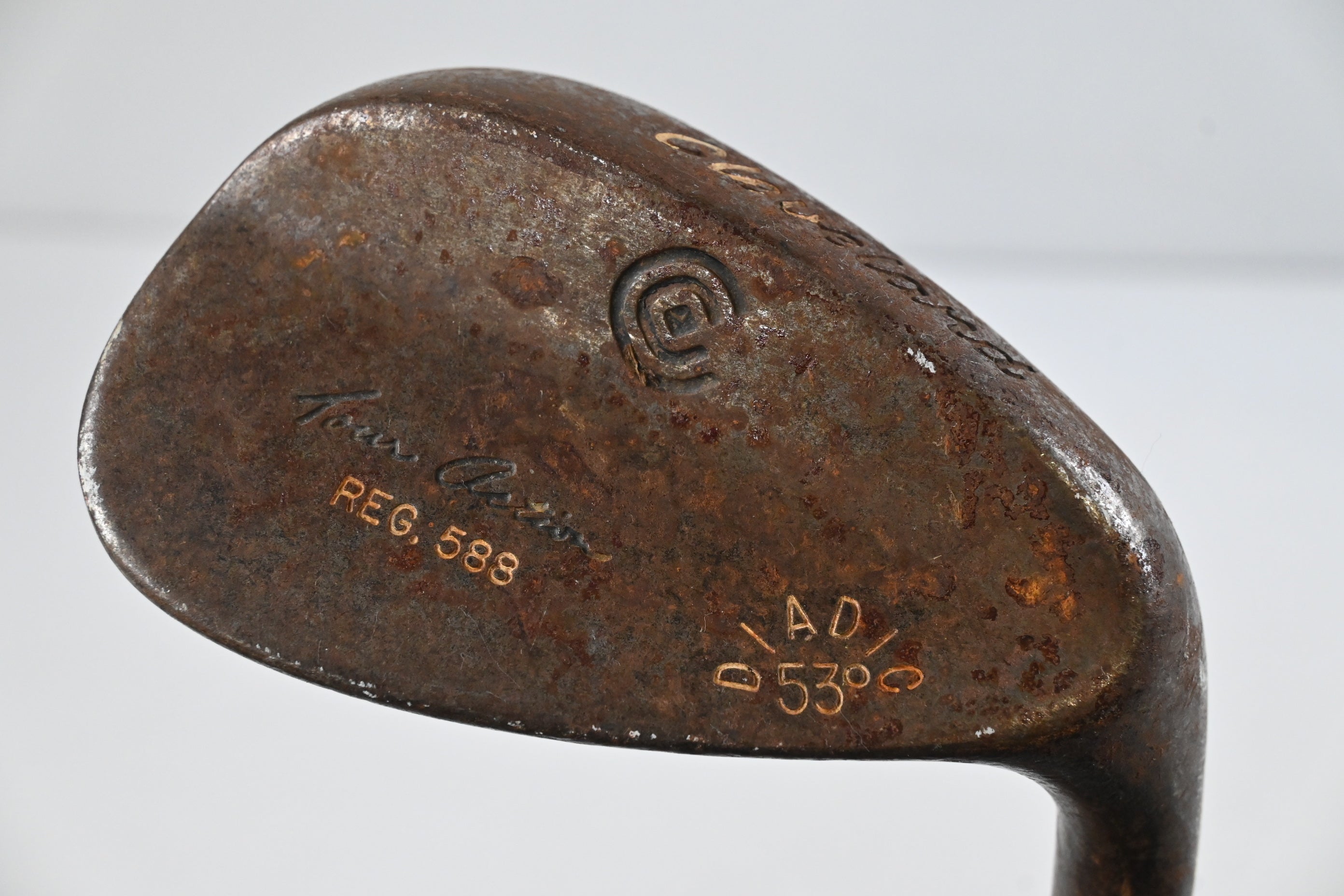 Cleveland 588 Tour Action Gap Wedge / 53 Degree / Regular Flex Dynamic Gold