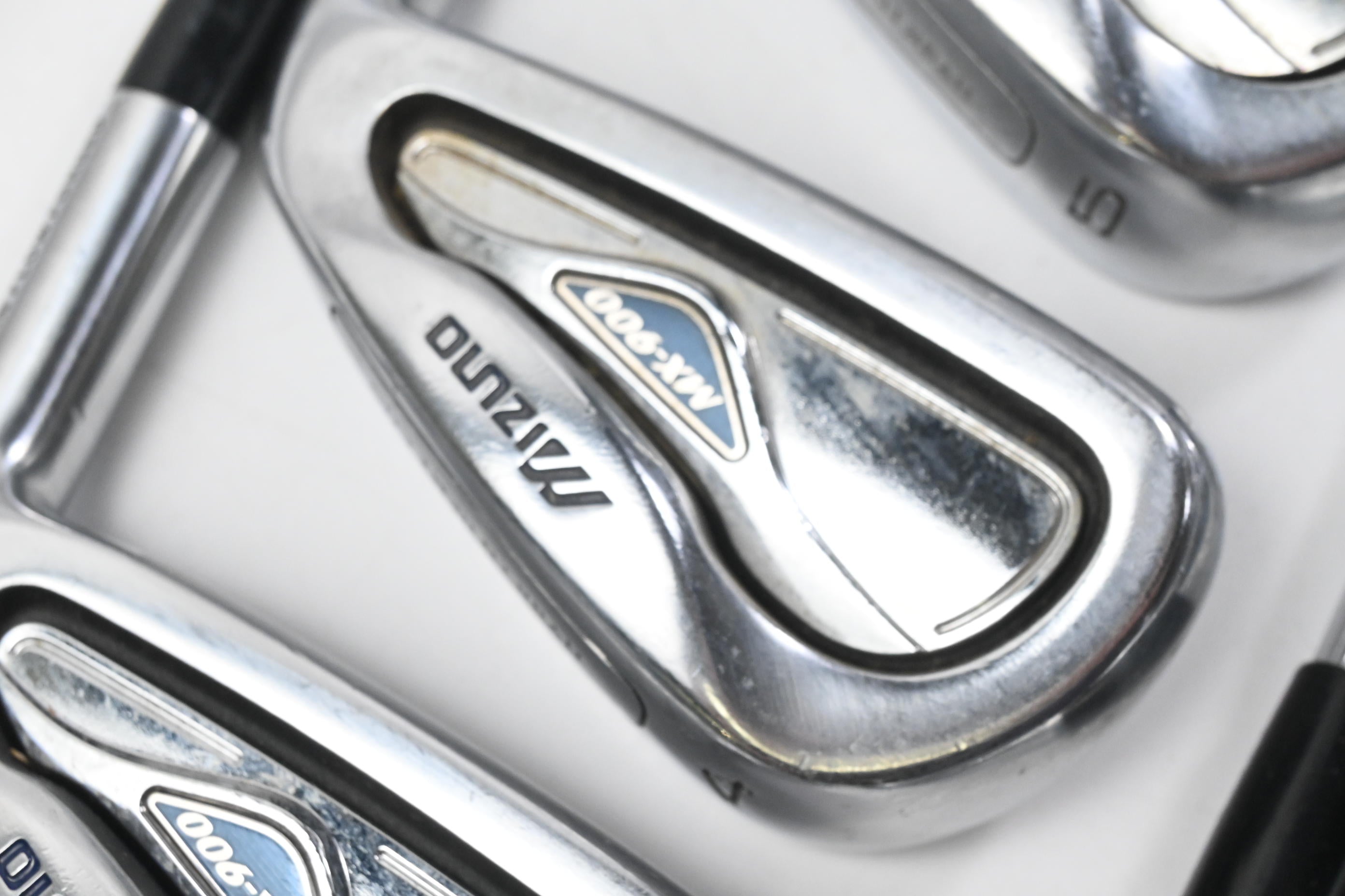 Mizuno MX-900 Irons / 3-PW / Regular Flex Dynamic Gold Lite R300 Shafts