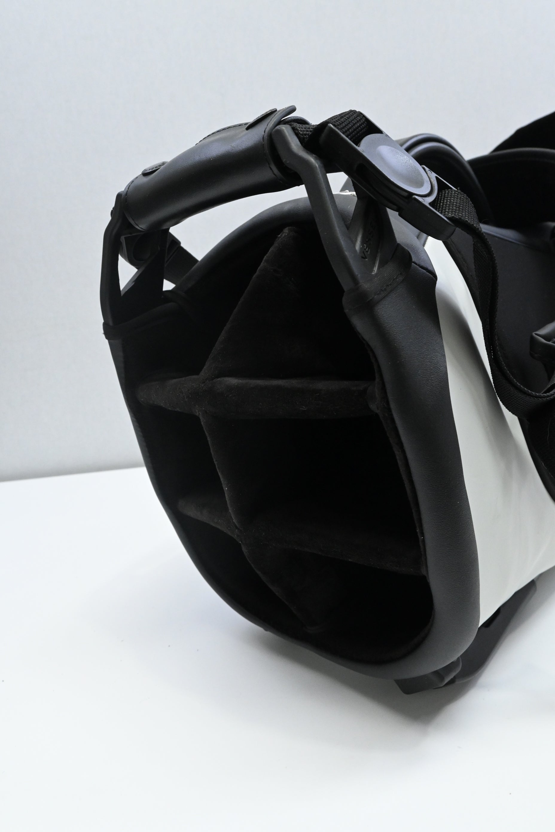 Cobra Vessel Stand Bag / 6 Way Divider / Black, White