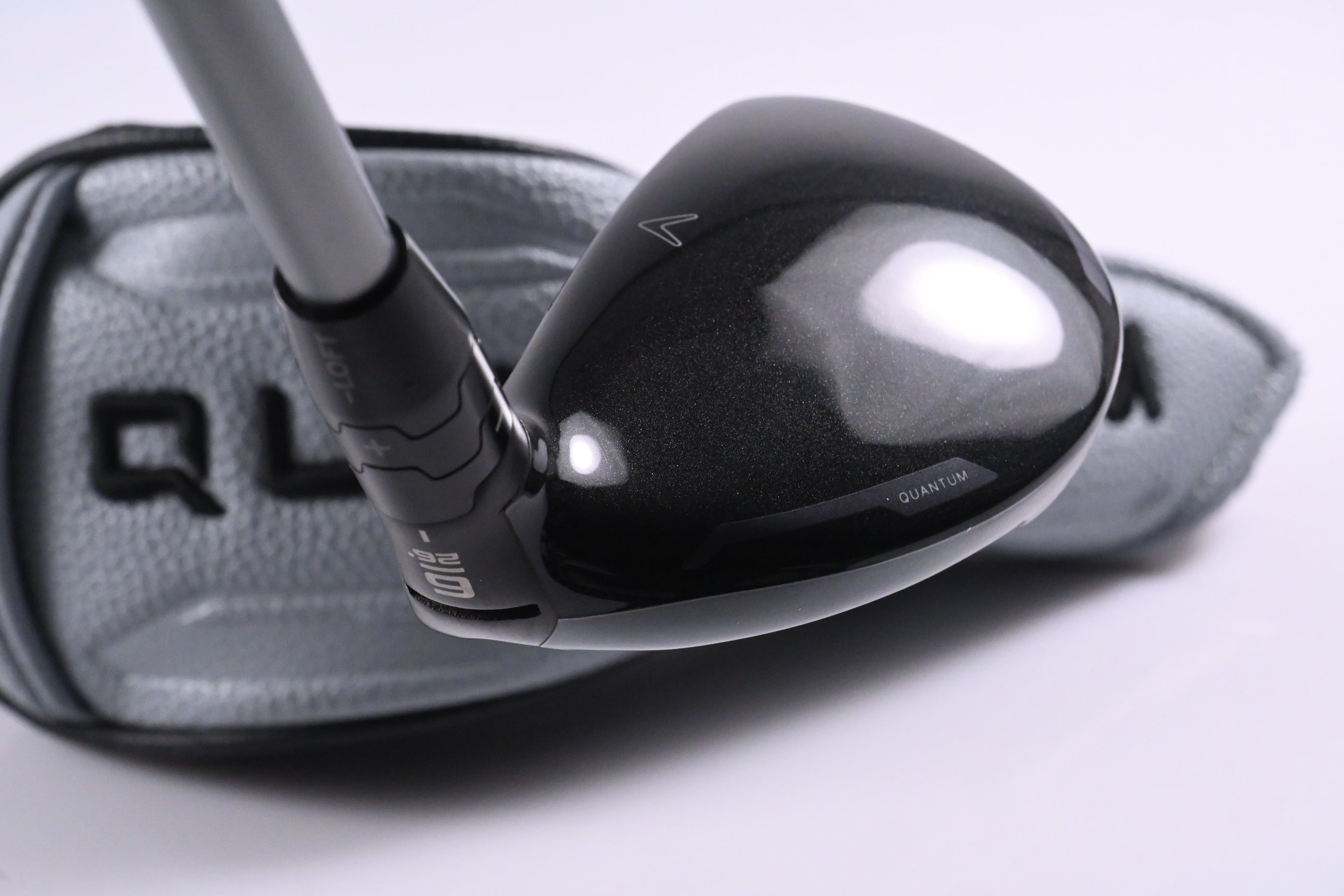Callaway Quantum Max OS #6 Hybrid / 26 Degree / Regular Flex Denali Frost Silver