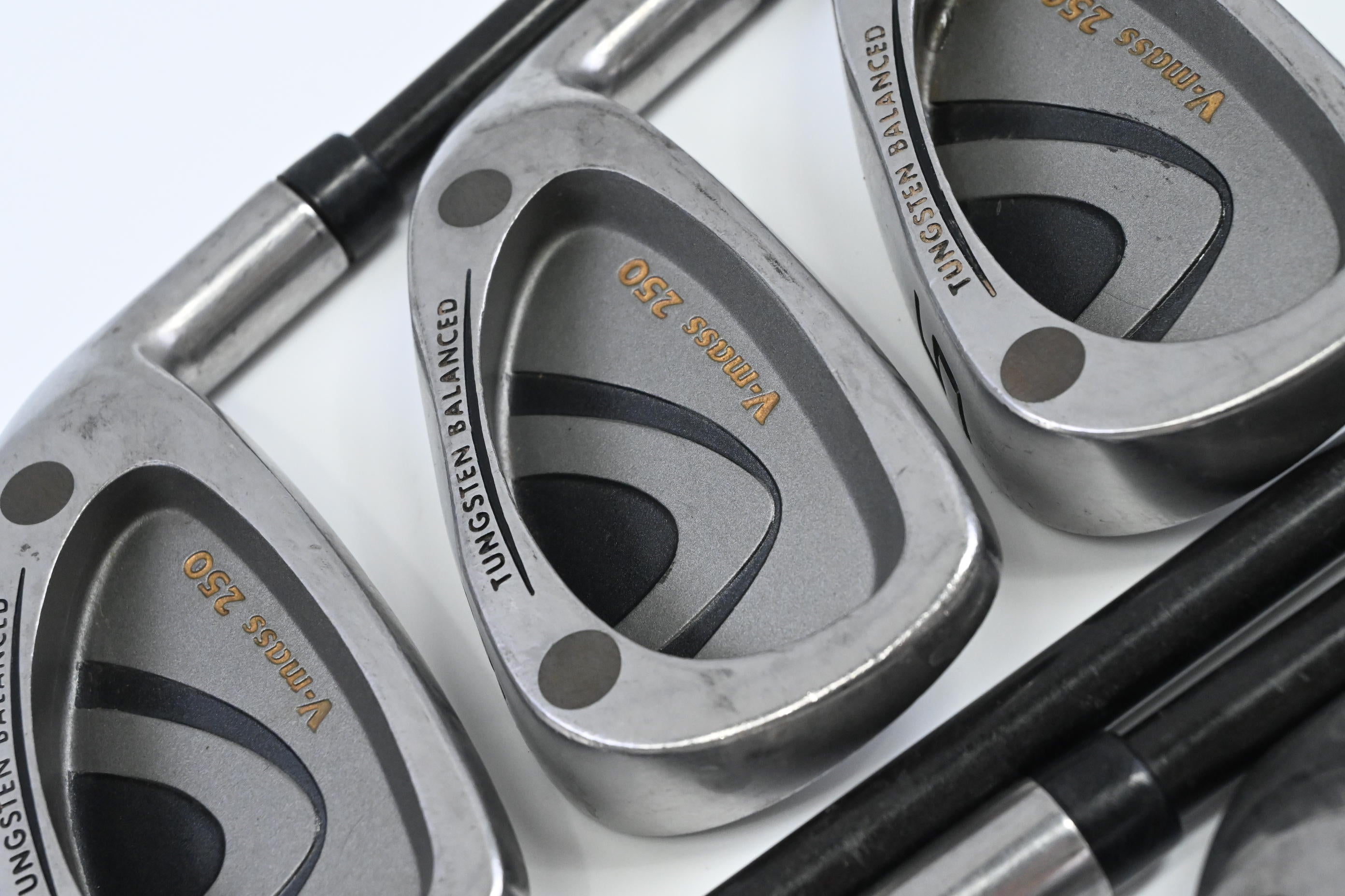 Yonex V-Mass 250 Irons / 3-9 / Regular Flex Yonex HGS 3000 Shafts