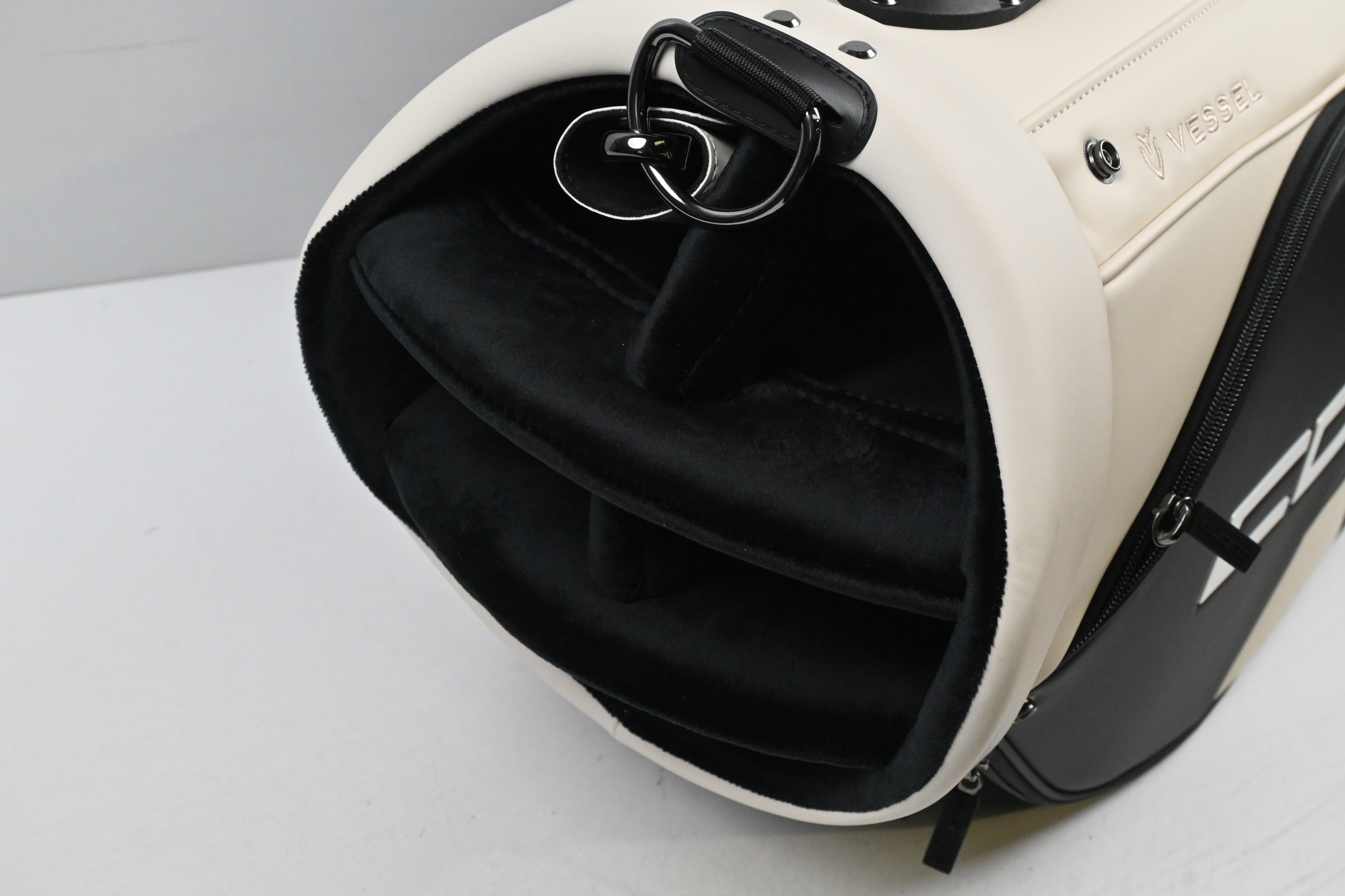 Cobra Vessel Tour Bag / 6-Way Divider / Cream, Black