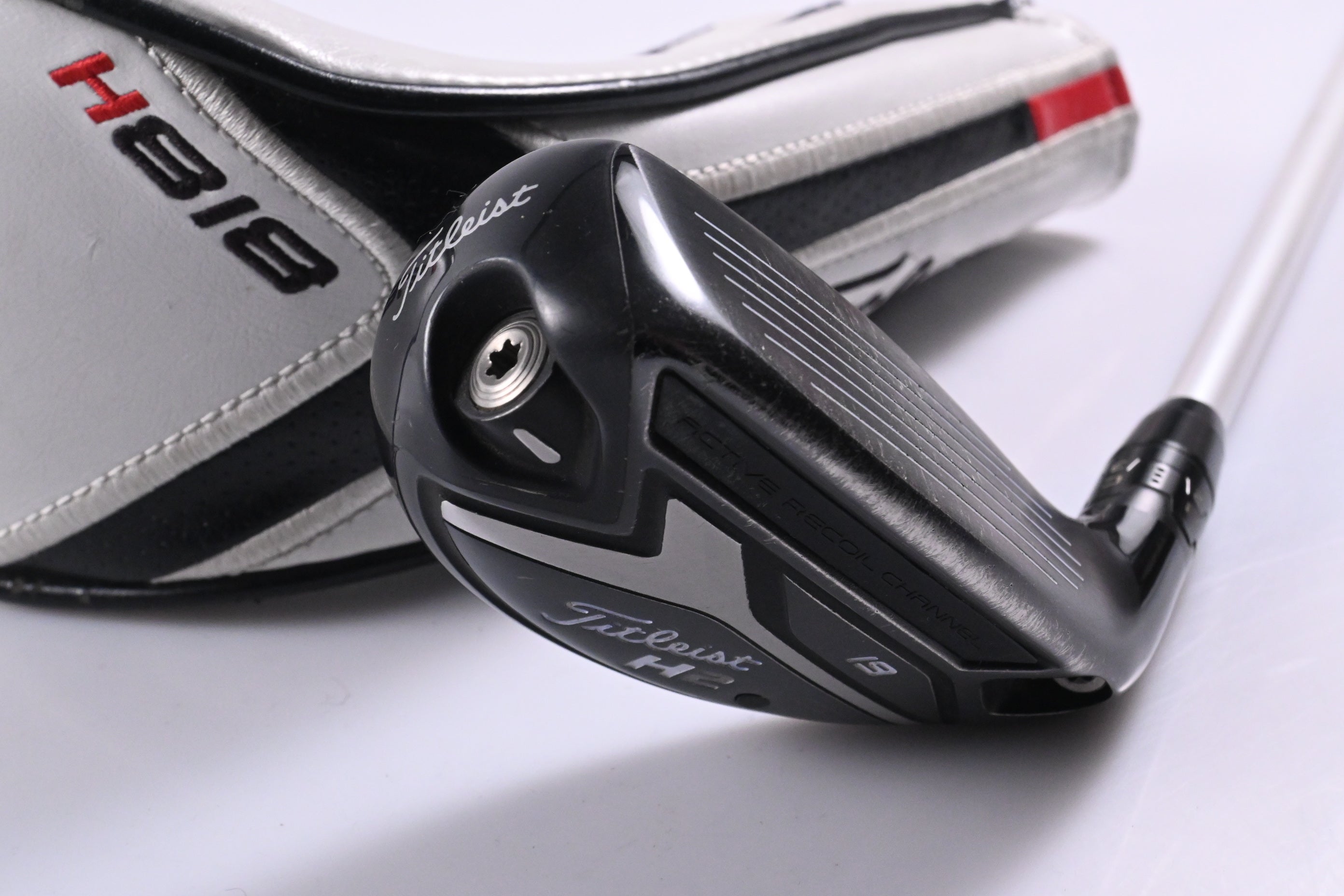 Titleist 818 H2 #3 Hybrid / 19 Degree / X-Flex Aldila Rogue Silver 85 Shaft