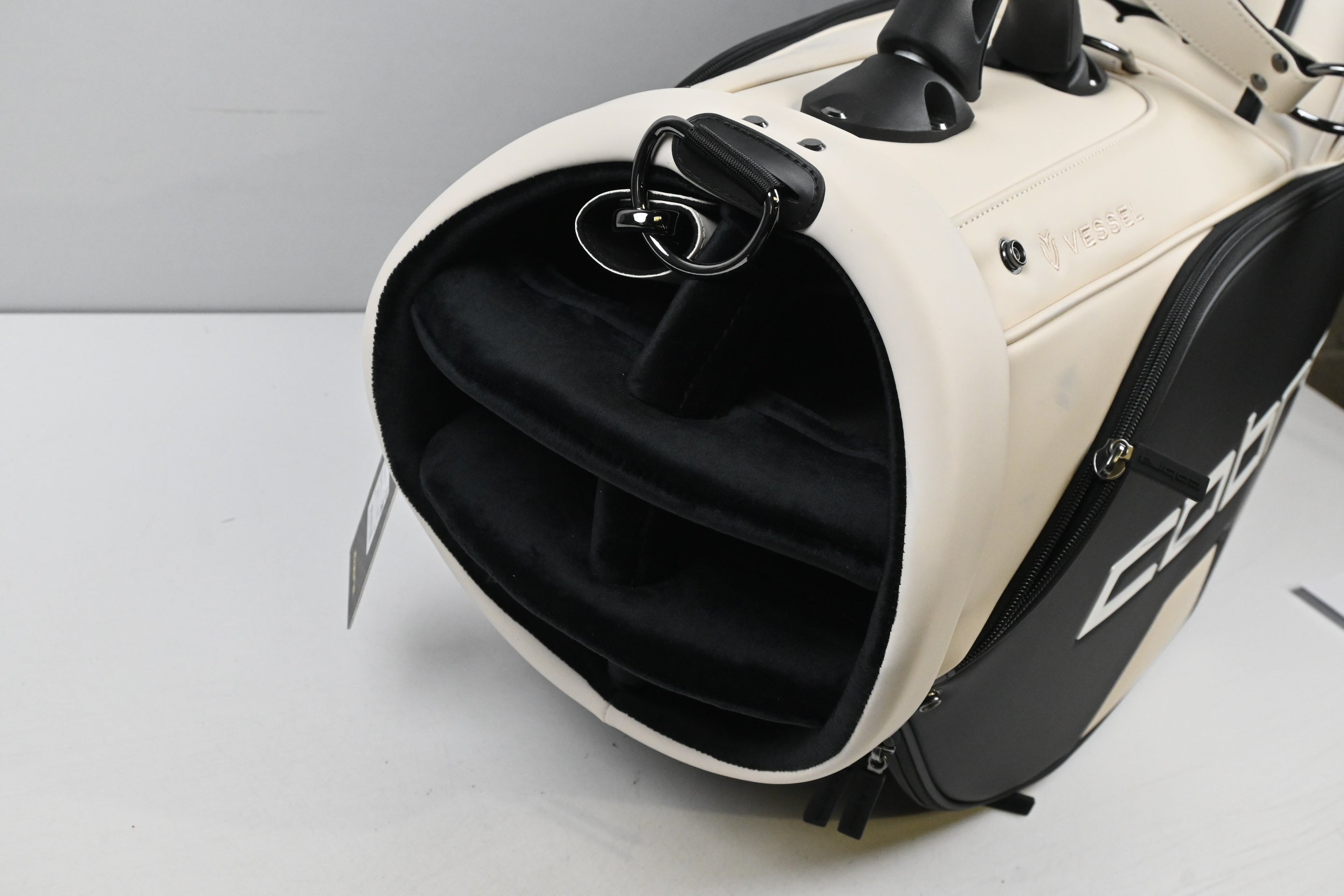 Cobra Vessel Tour Bag / 6-Way Divider / Cream, Black