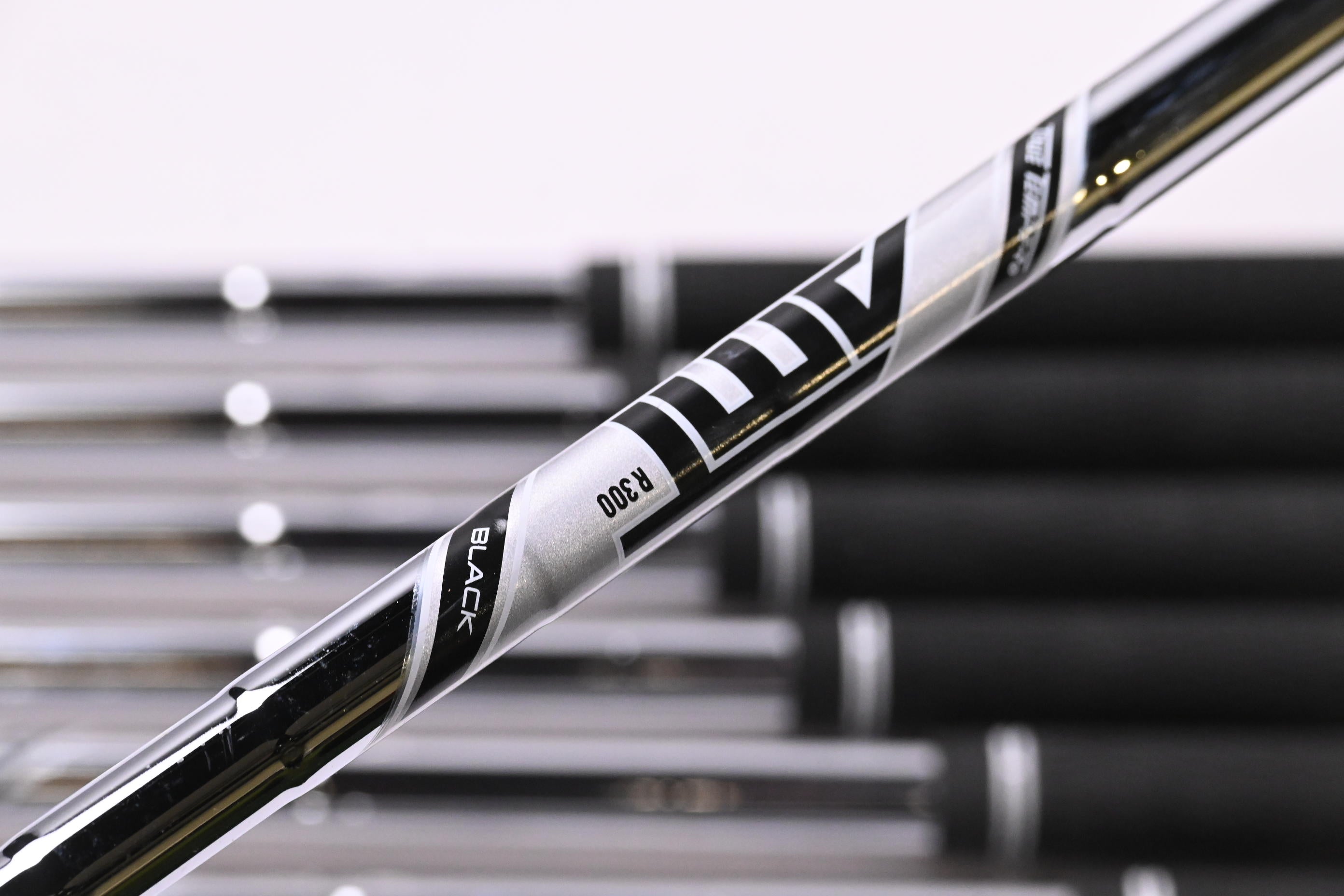 Callaway Apex Ai150 Irons / 4-PW / Regular Flex AMT Black R300 Shafts