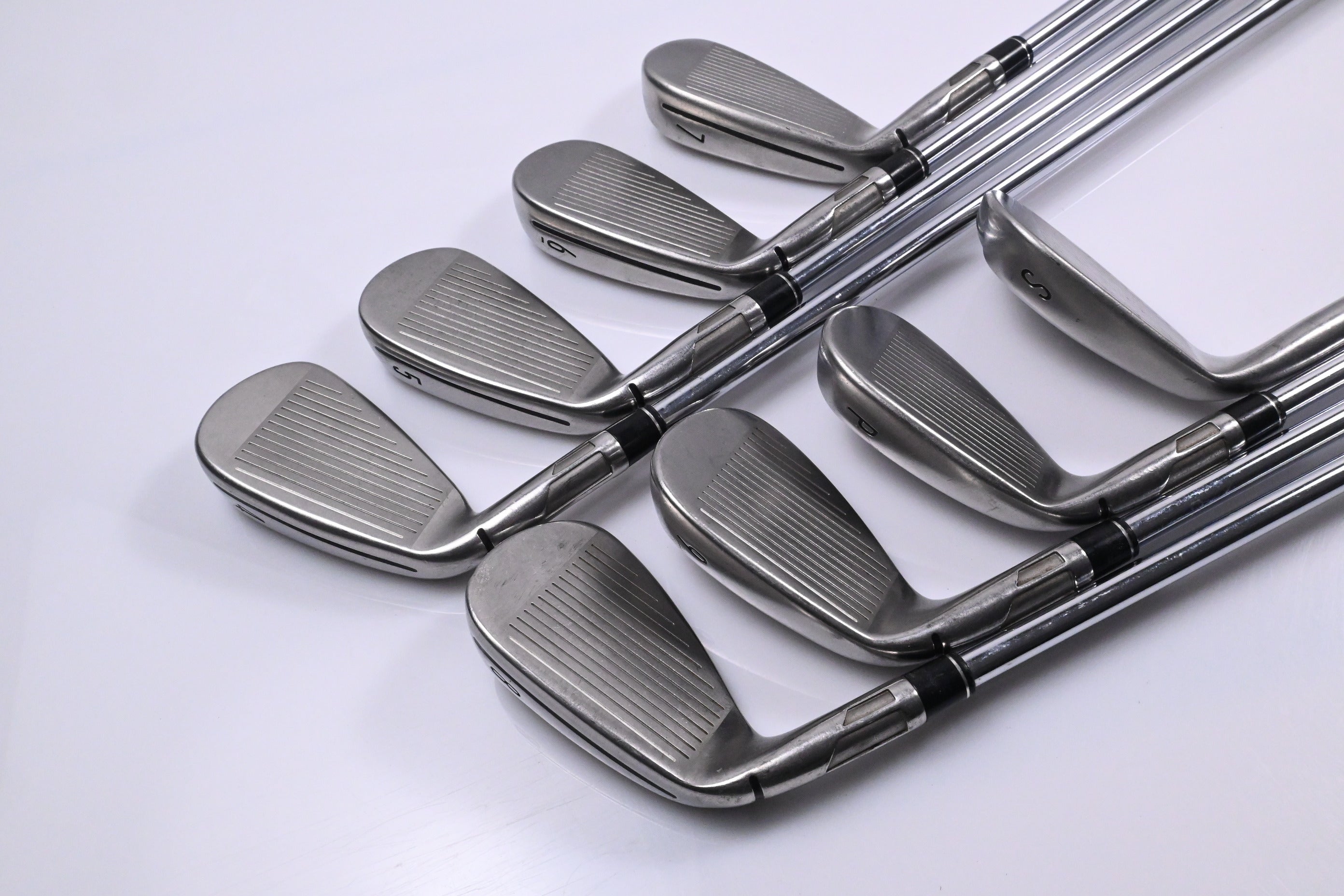Taylormade SIM2 Max Irons / 4-PW+SW / Regular Flex KBS Max MT 85 Shafts