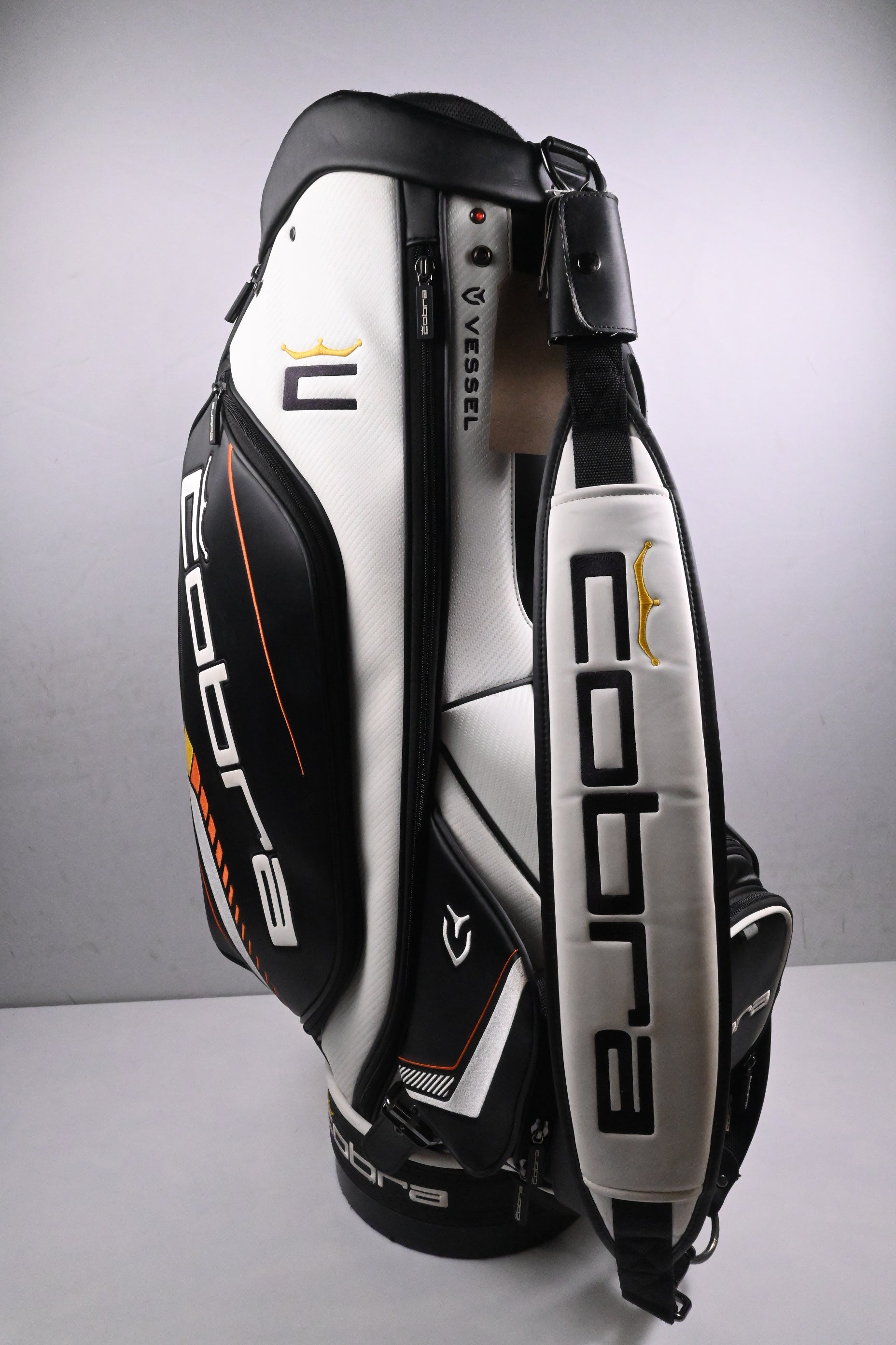 Cobra Vessel Tour Bag / 6-Way Divider / White, Black