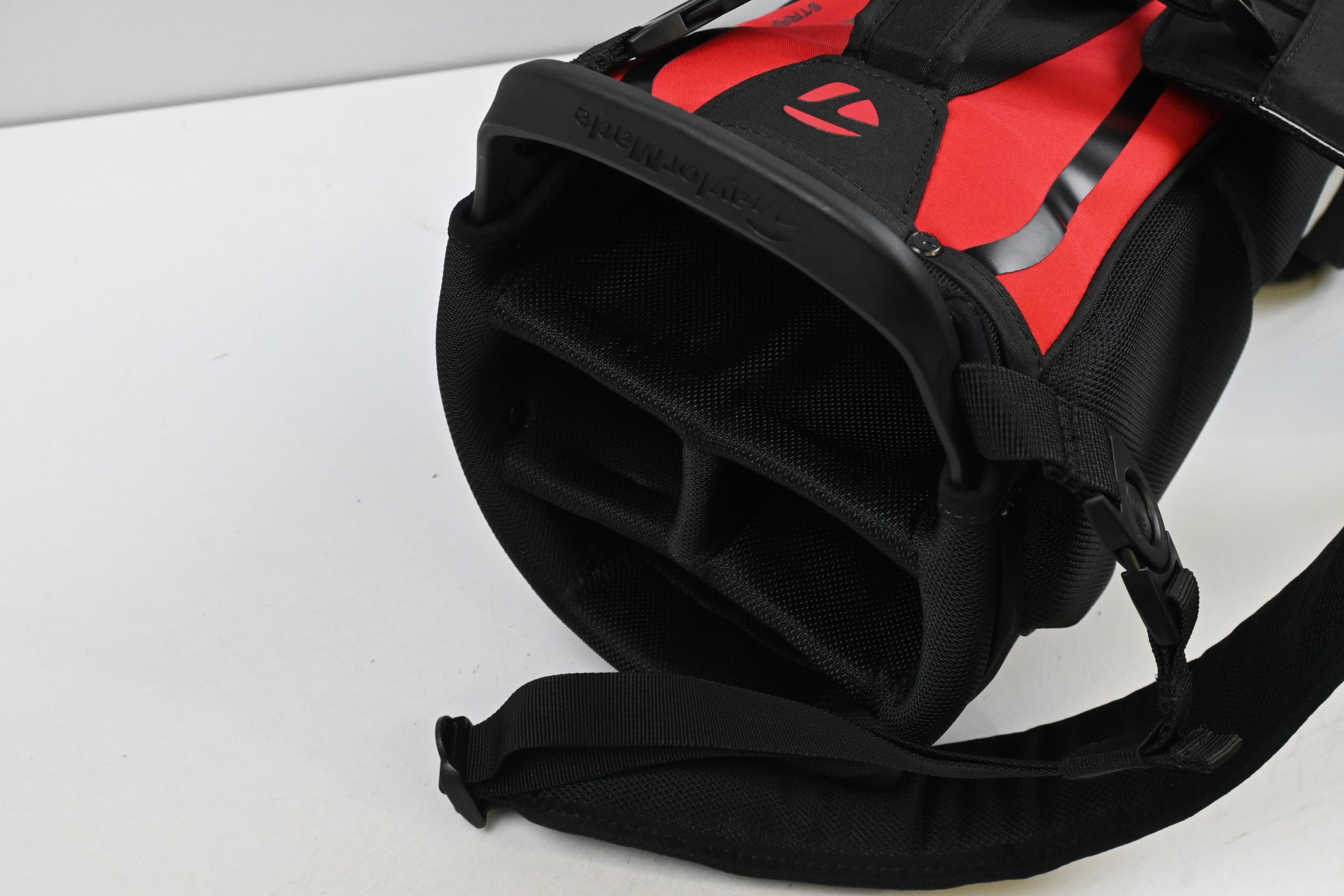 Taylormade Flex Tech Lite Stand Bag / 4-Way Divider / Black, Red, White