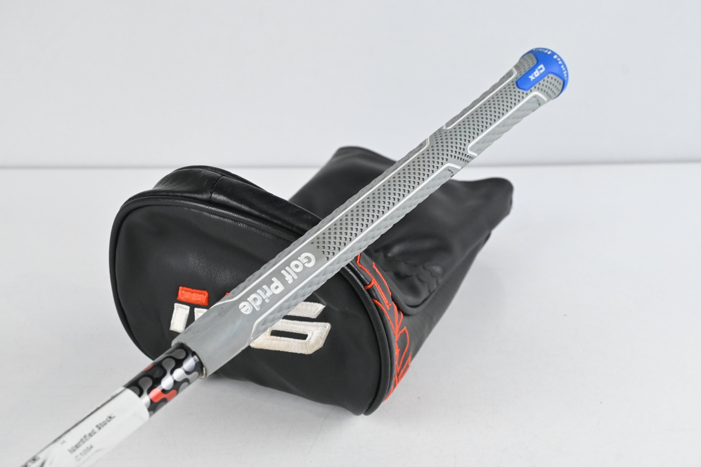 Taylormade M6 Driver / 10.5 Degree / Regular Flex Fujikura Atmos Orange 5 Shaft