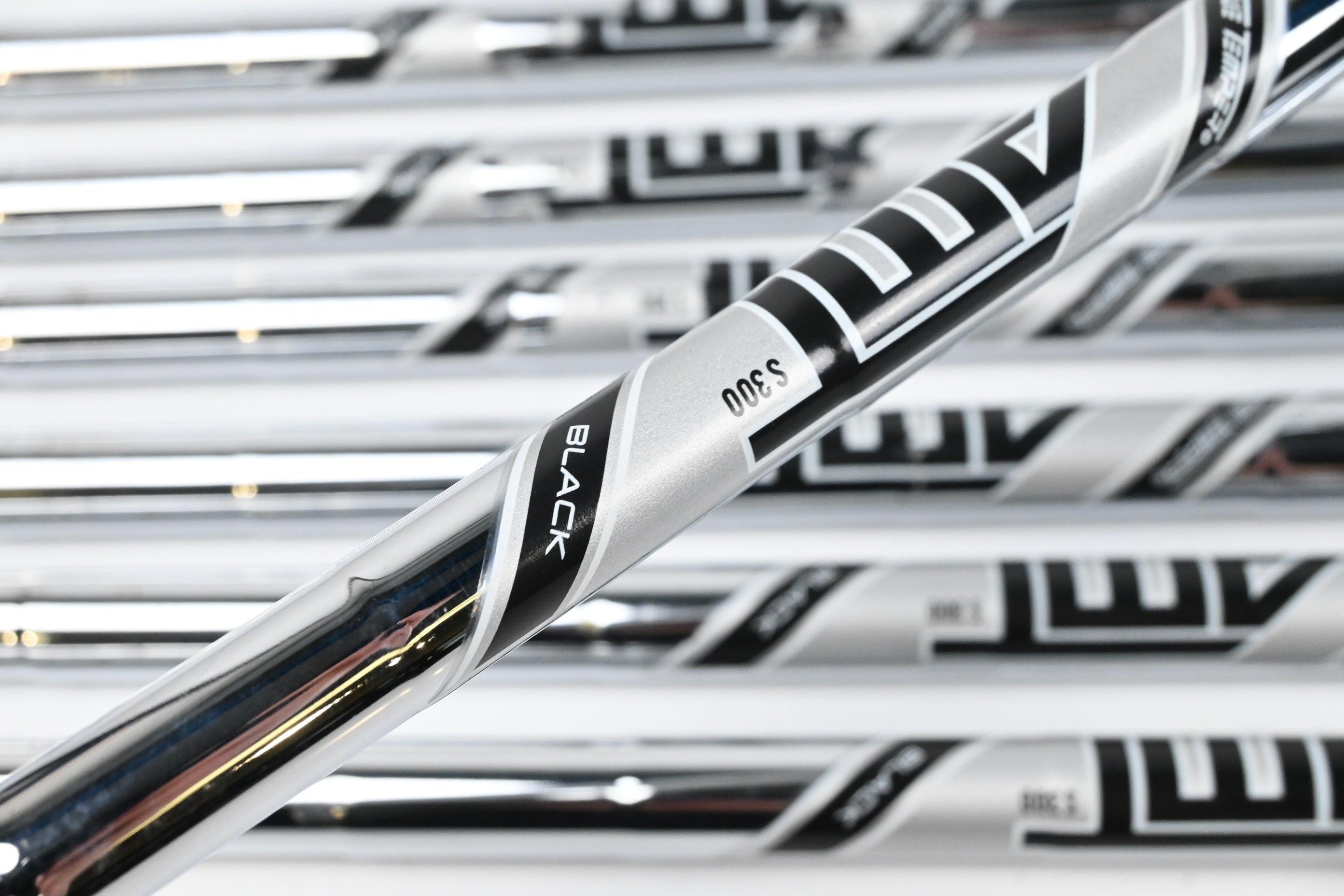 Titleist MB 620 Irons / 4-PW / Stiff Flex AMT Black S300 Shafts