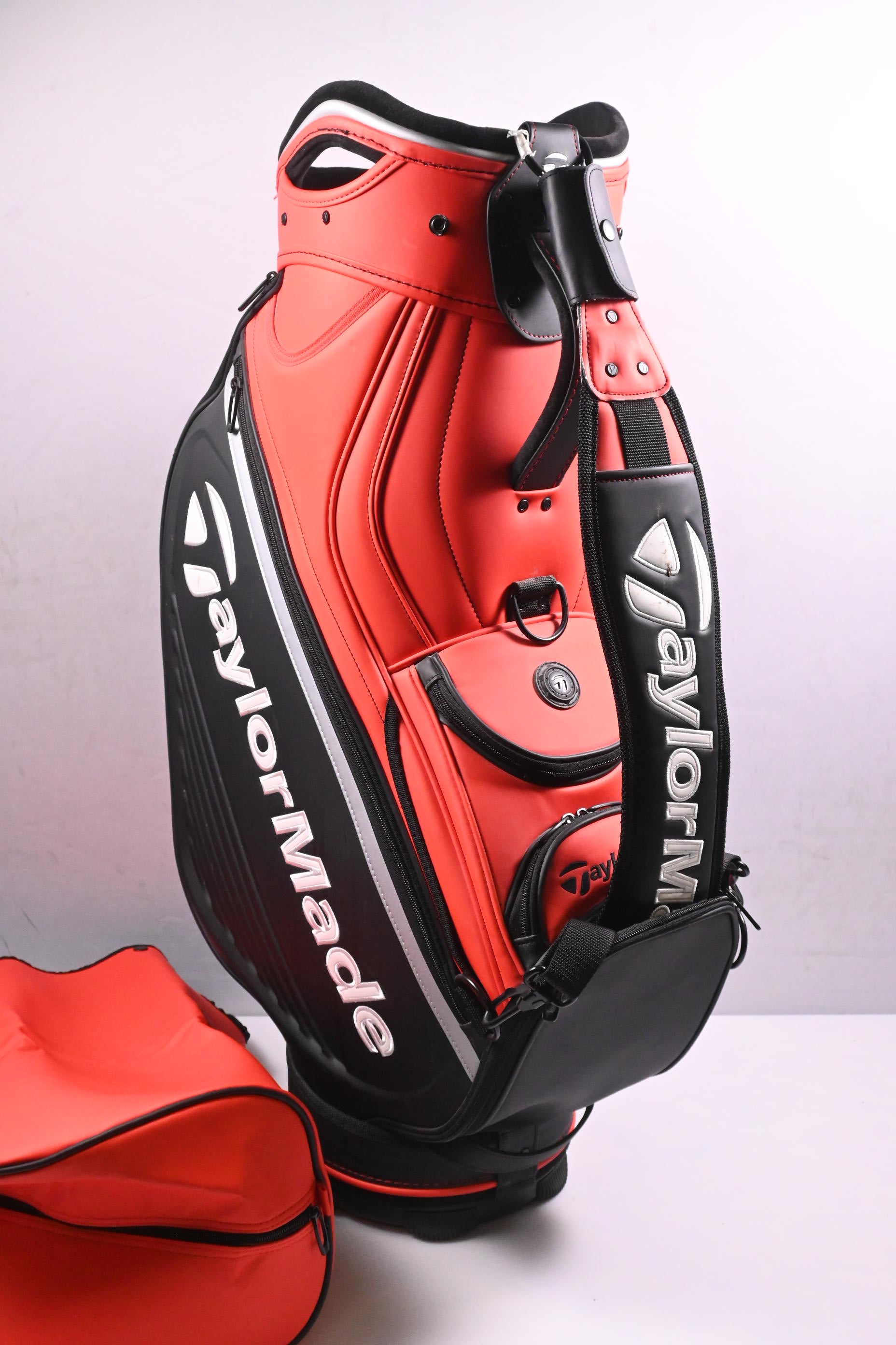 Taylormade 2019 Tour Staff Bag / 6-Way Divider / Black & Red