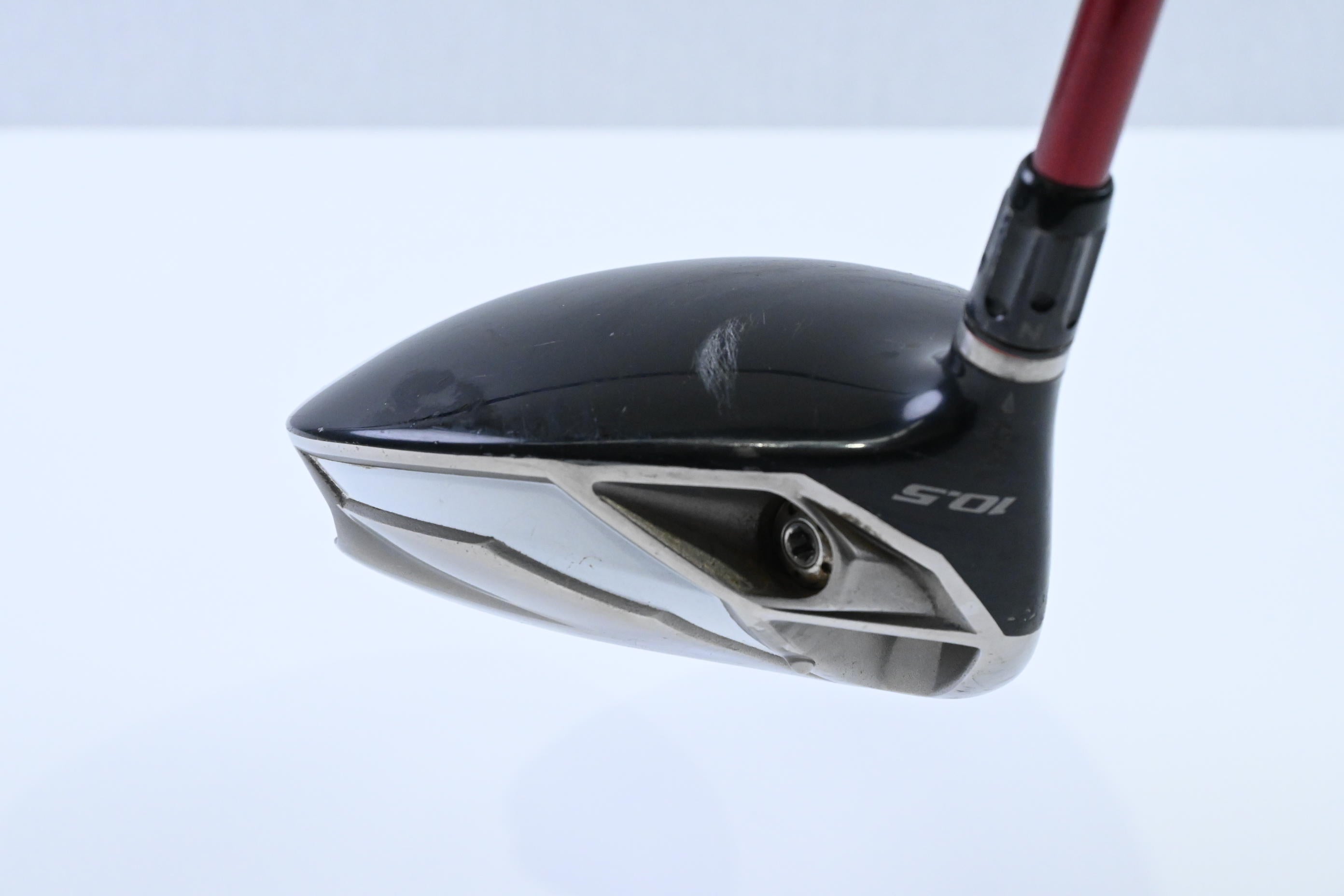 Left Hand Taylormade R9 Driver / 10.5 Degree / Regular Flex Fujikura Motore 65