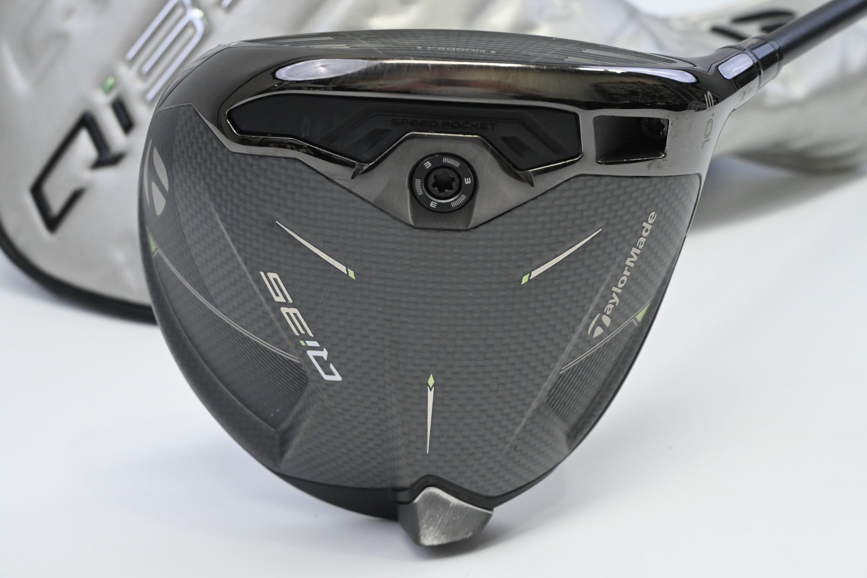Taylormade Qi35 Driver / 10.5 Degree / Stiff Flex Kai'li Dark Waves White 60