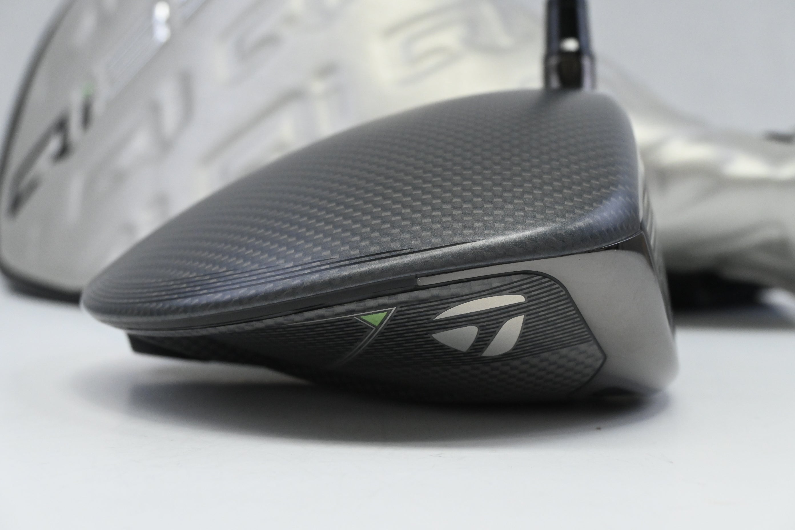 Taylormade Qi35 Driver / 10.5 Degree / Stiff Flex Kai'li Dark Waves White 60