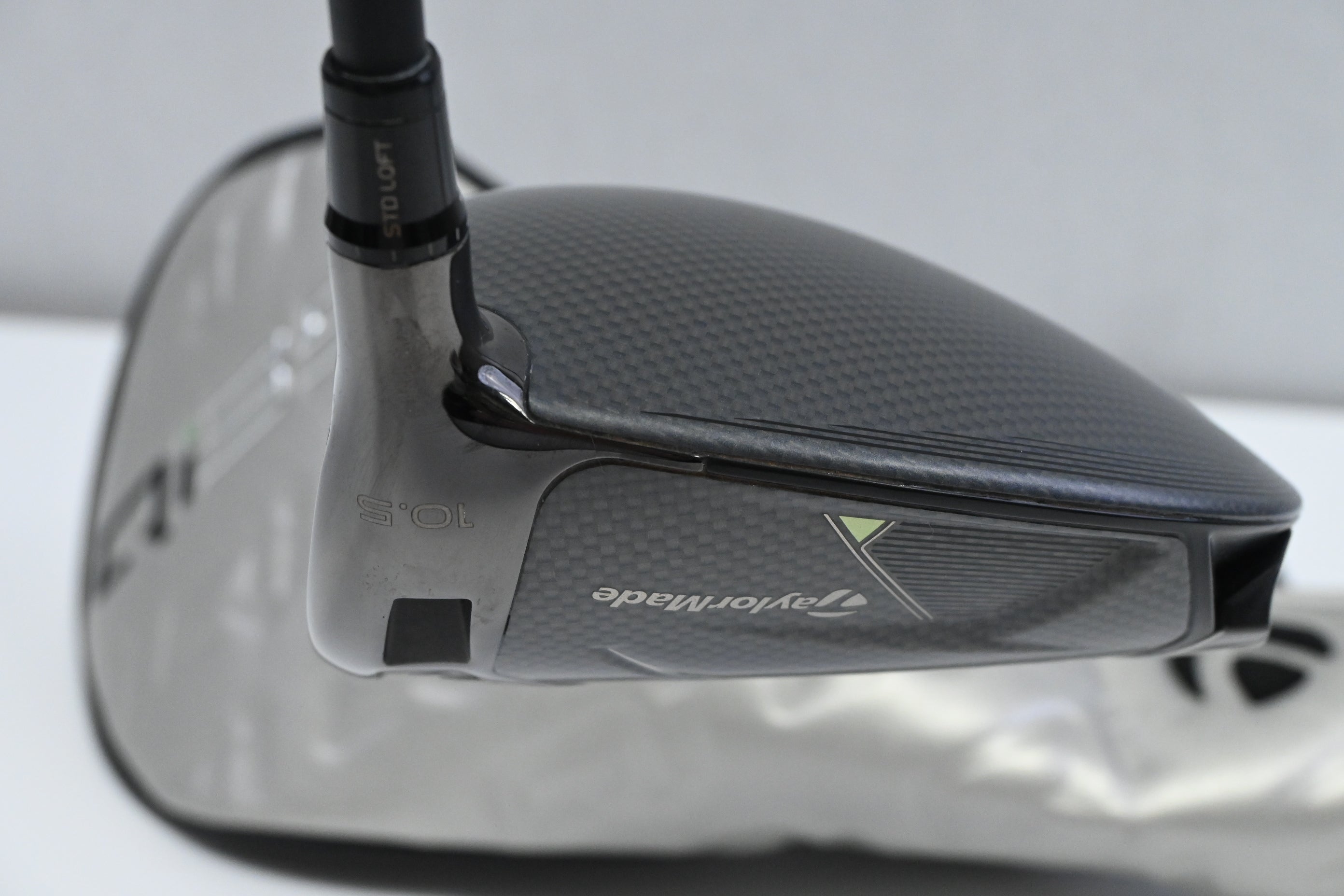 Taylormade Qi35 Driver / 10.5 Degree / Stiff Flex Kai'li Dark Waves White 60