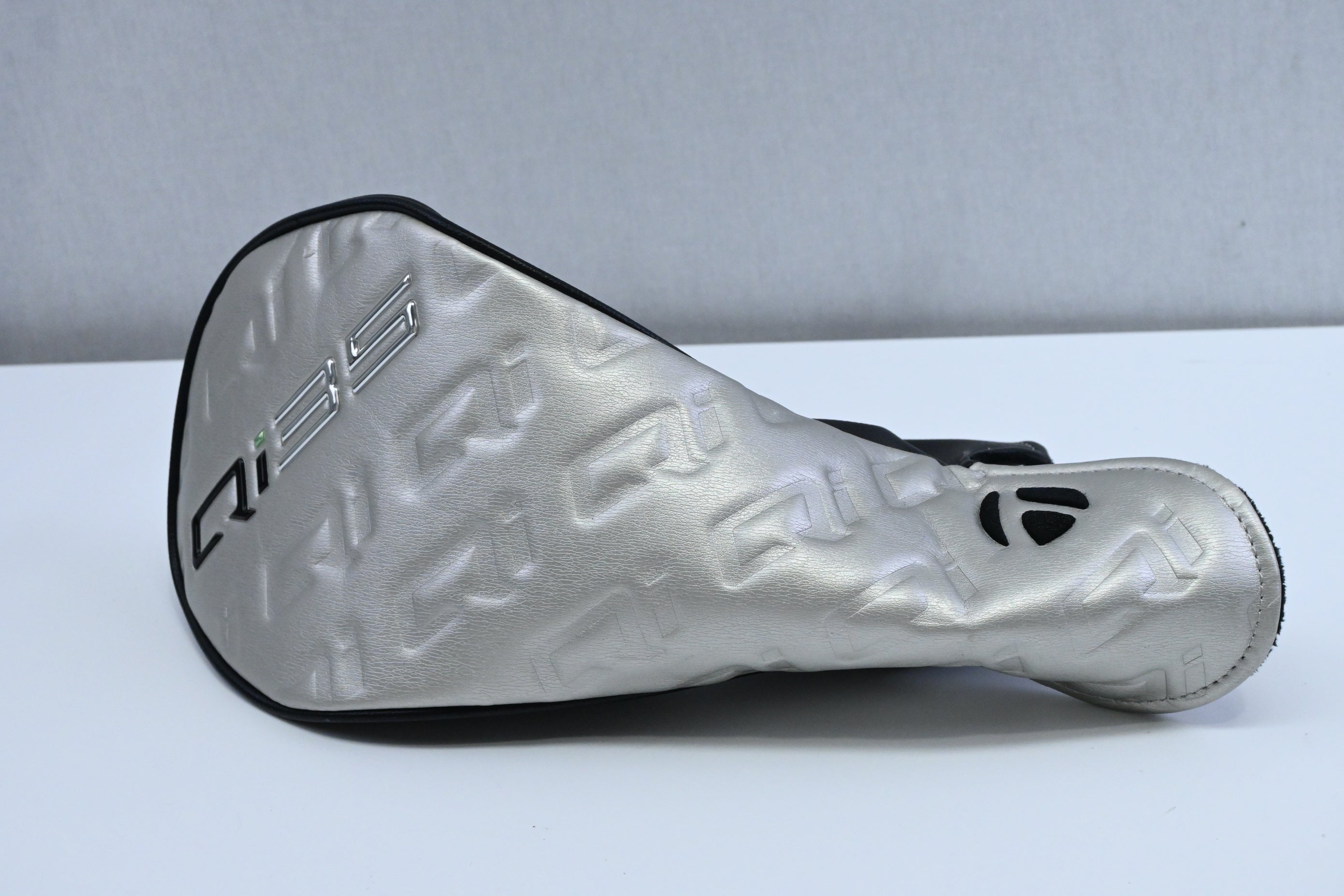 Taylormade Qi35 Driver / 10.5 Degree / Stiff Flex Kai'li Dark Waves White 60