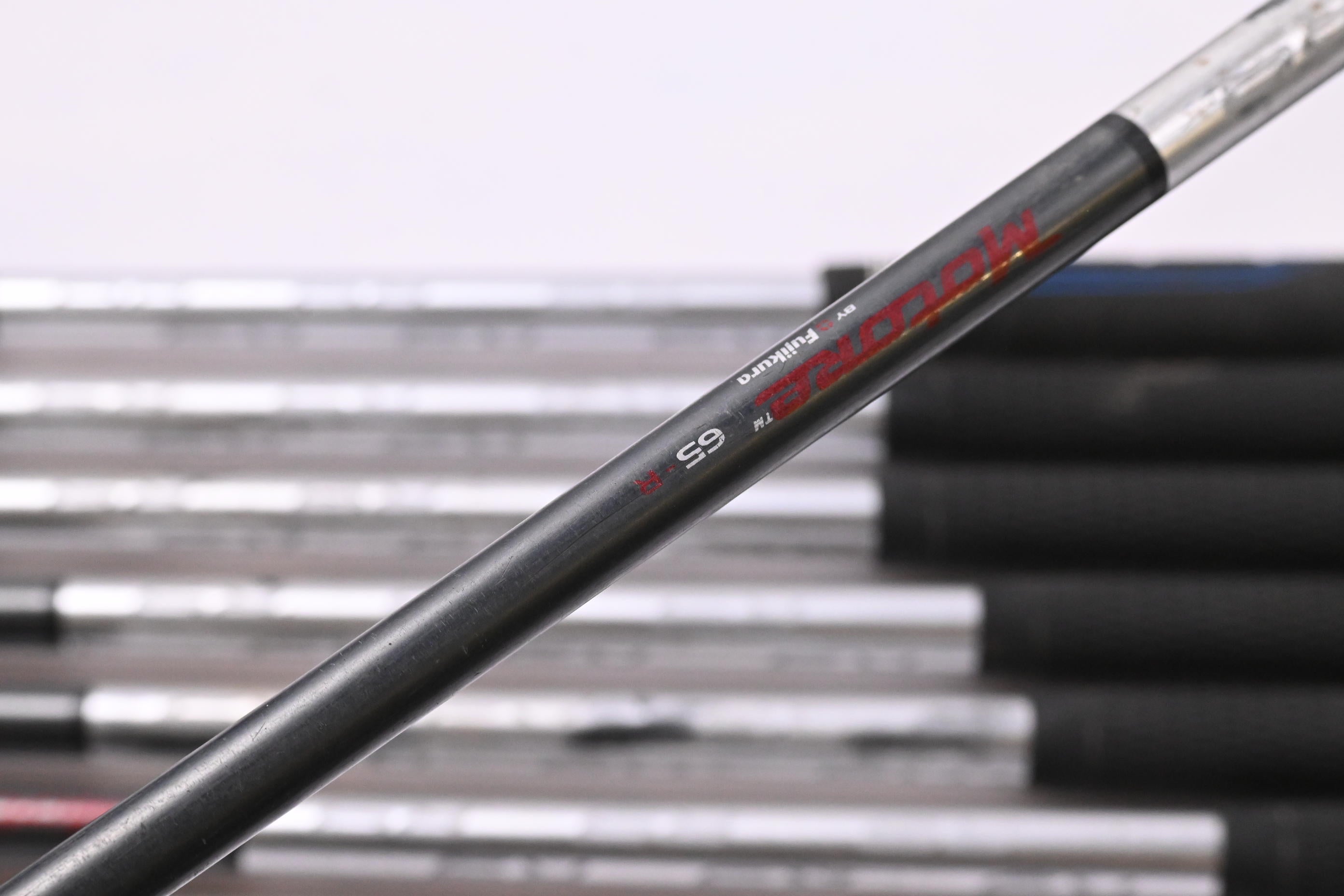 Taylormade R9 Irons / 5-PW+SW / Regular Flex Motore 65 Shafts