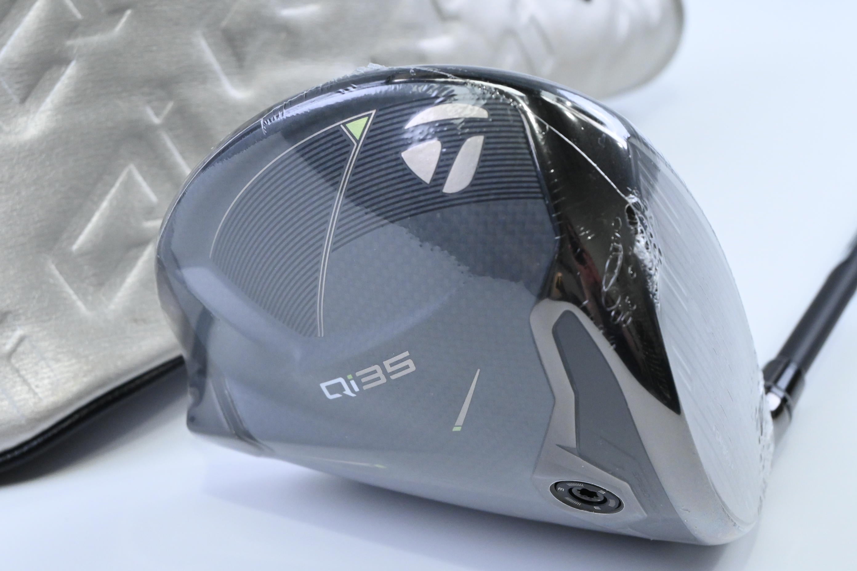 Taylormade Qi35 Driver / 10.5 Degree / Regular Flex Fujikura Ventus Blue 5 Shaft