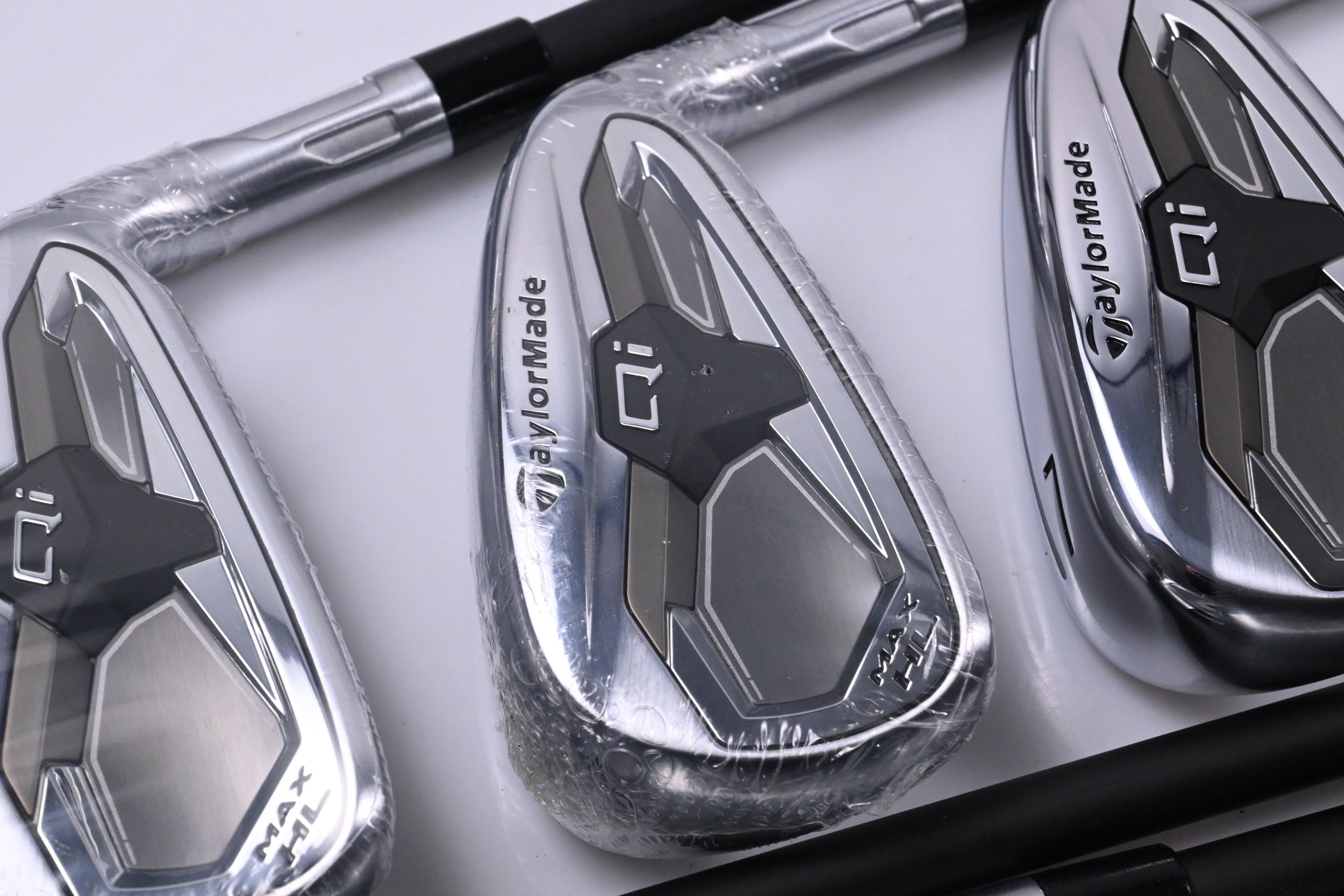 Taylormade Qi Irons / 5-PW+GW / Regular Flex REAX White KBS 65 Shafts
