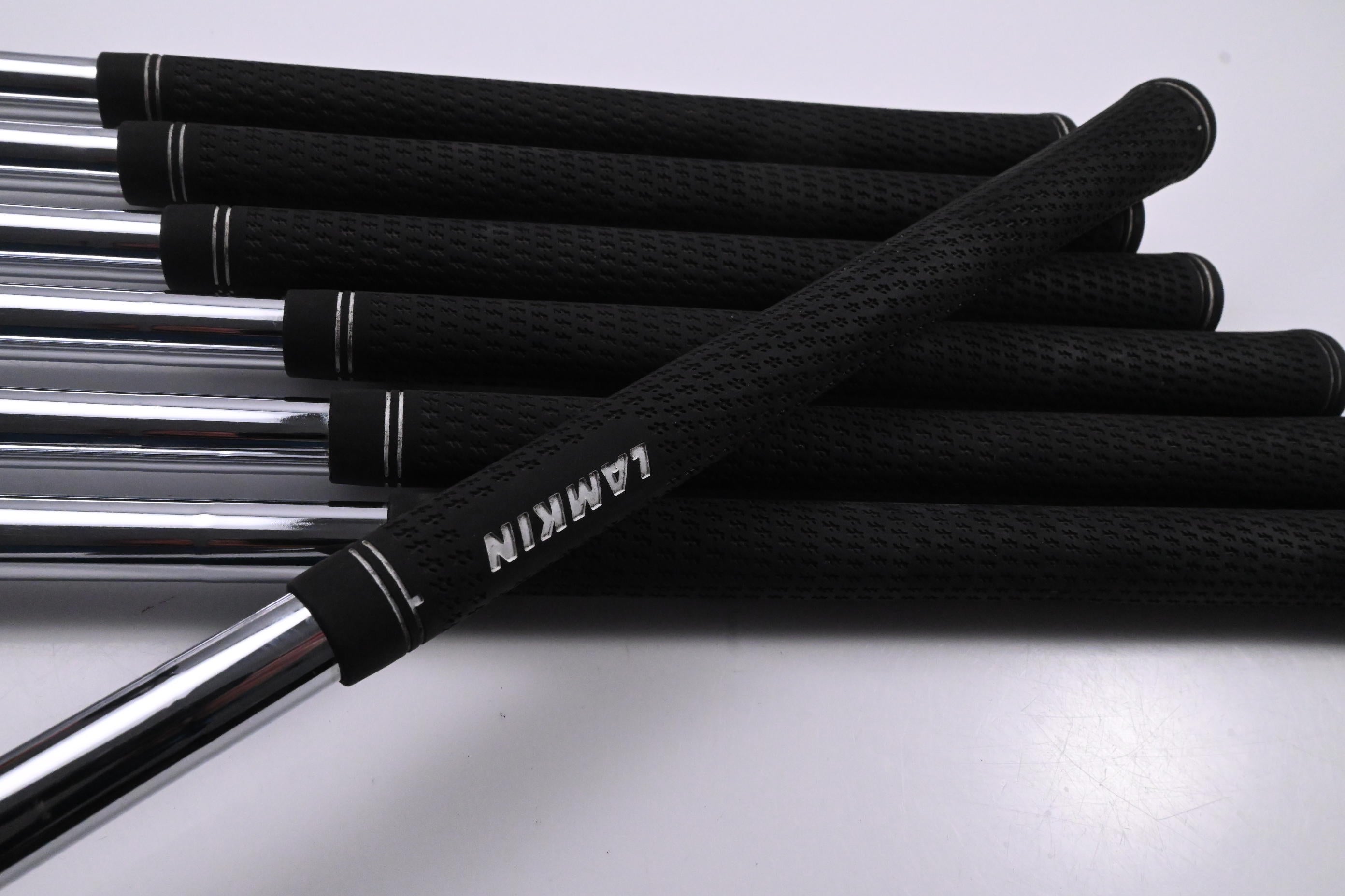 Titleist MB 620 Irons / 3-9i / Stiff Flex AMT Black S300 Shafts