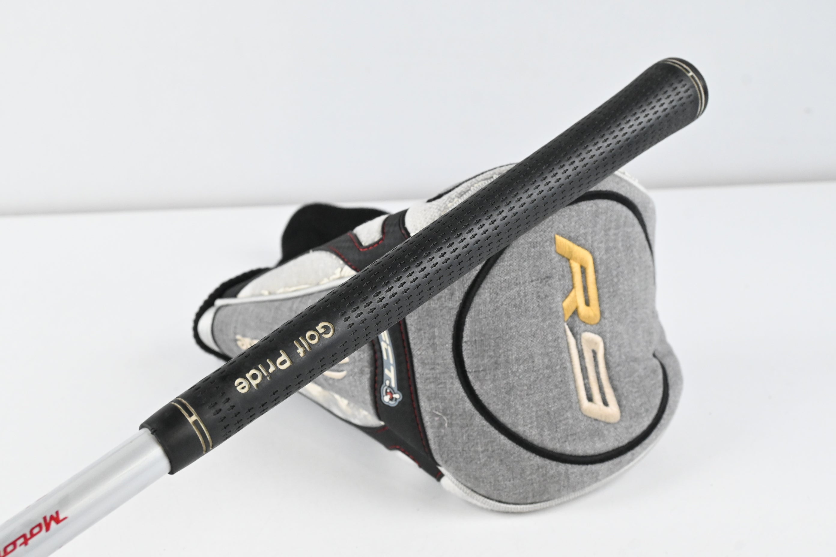 Left Hand Taylormade R9 460 Driver / 10.5 Degree / Regular Flex Fujikura Motore