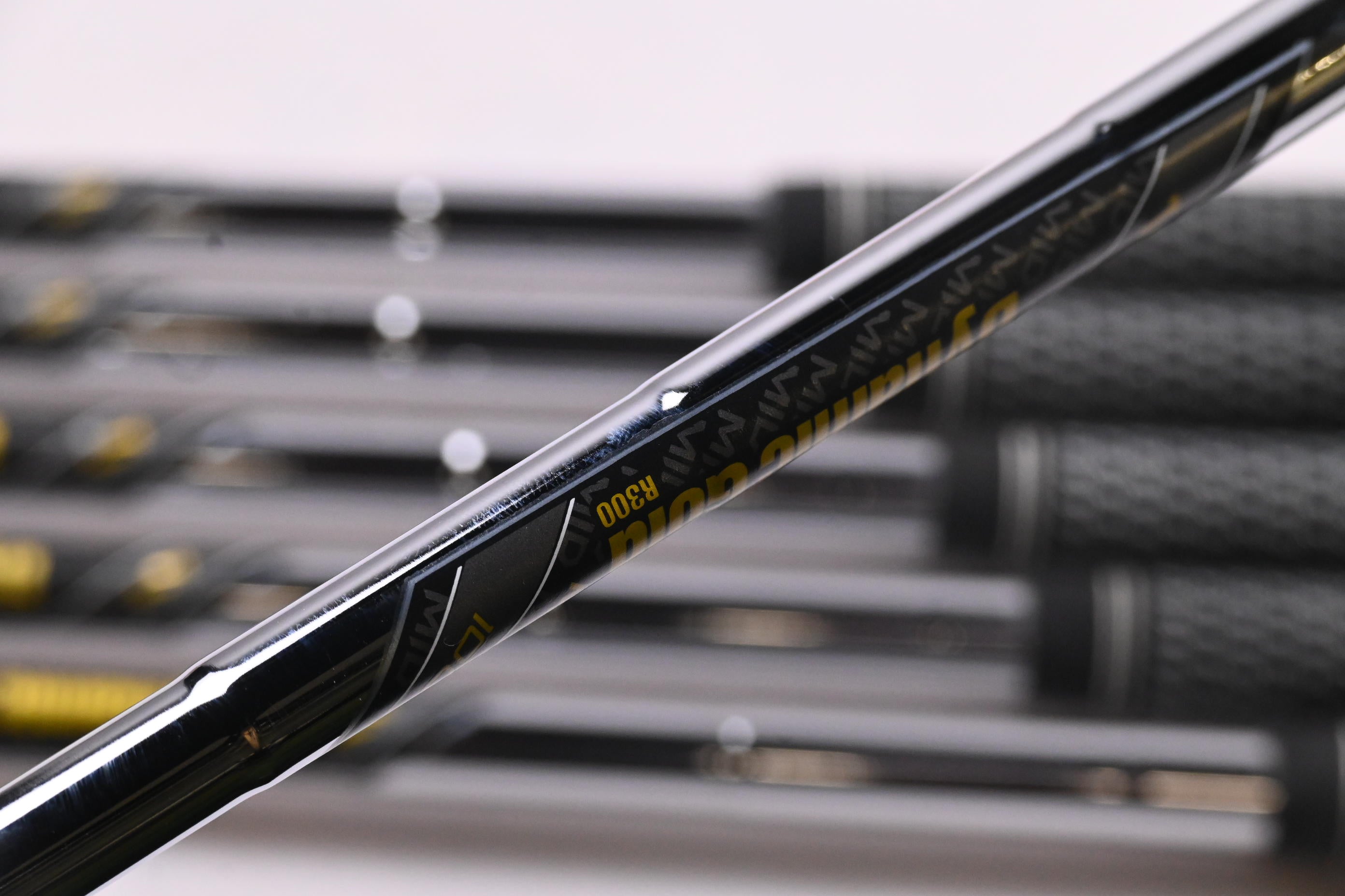 Mizuno Pro 225 Irons / 5-PW / Regular Flex Dynamic Gold Mid 100 R300 Shafts