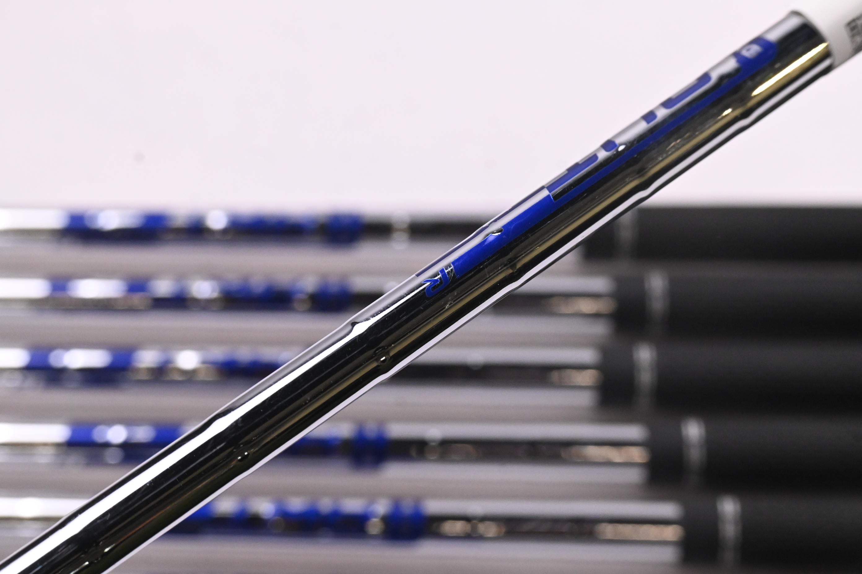 Ping G425 Irons / 5-PW+GW+SW / Black Dot / Regular Flex Ping AWT 2.0 Shafts