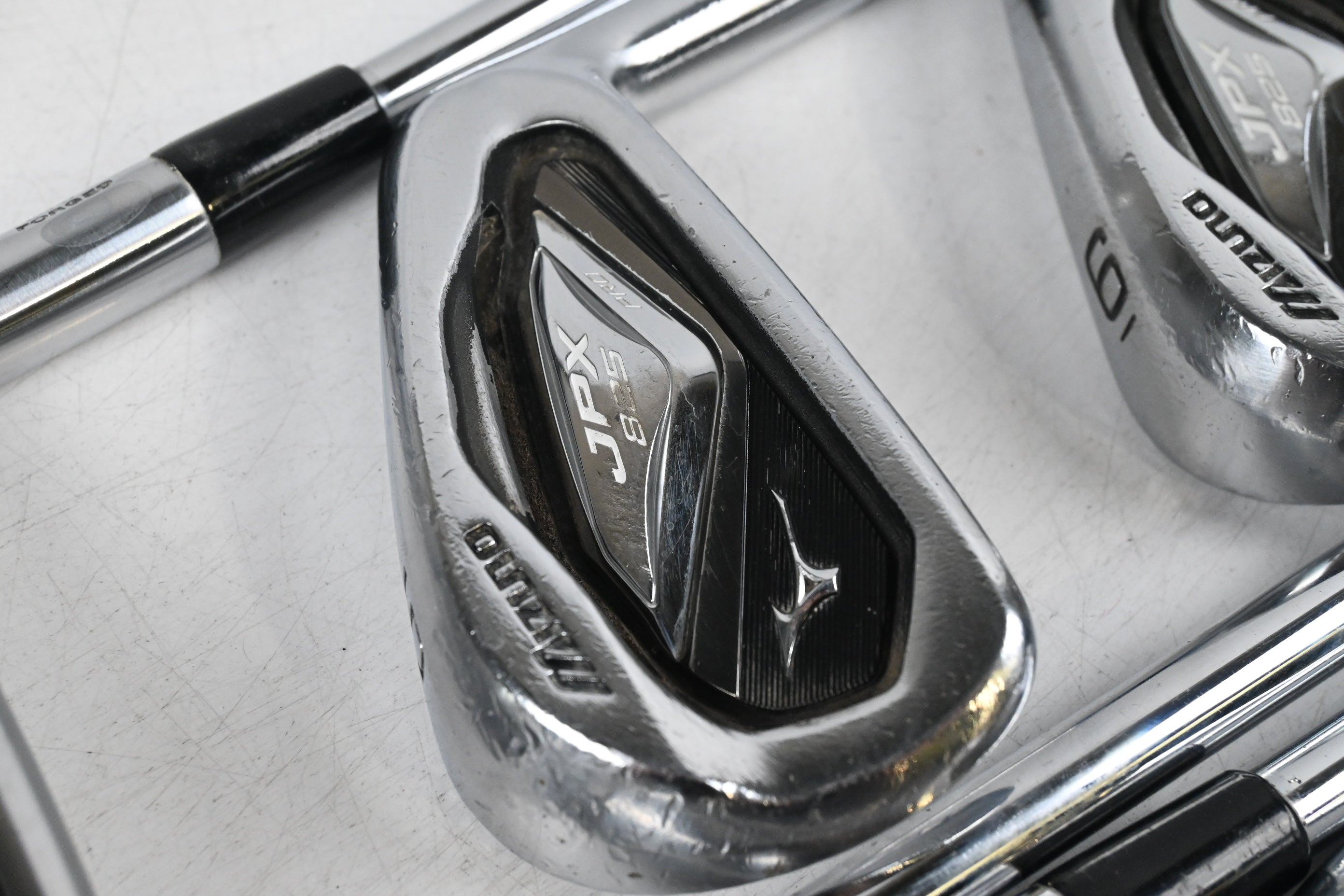 Mizuno JPX 825 Irons / 4-PW / Regular Flex Dynalite Gold XP R300 Shafts
