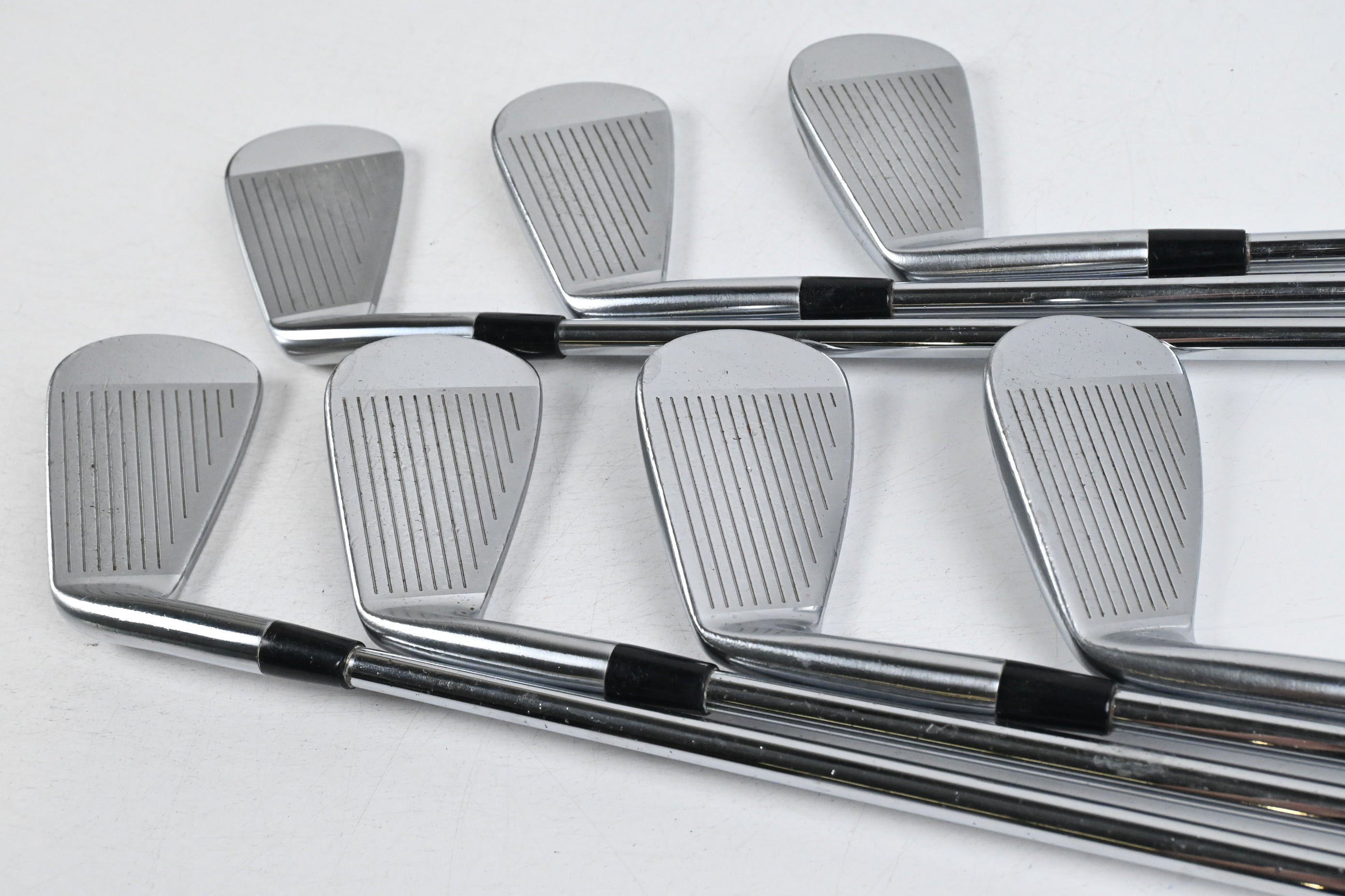 Mizuno JPX 825 Irons / 4-PW / Regular Flex Dynalite Gold XP R300 Shafts