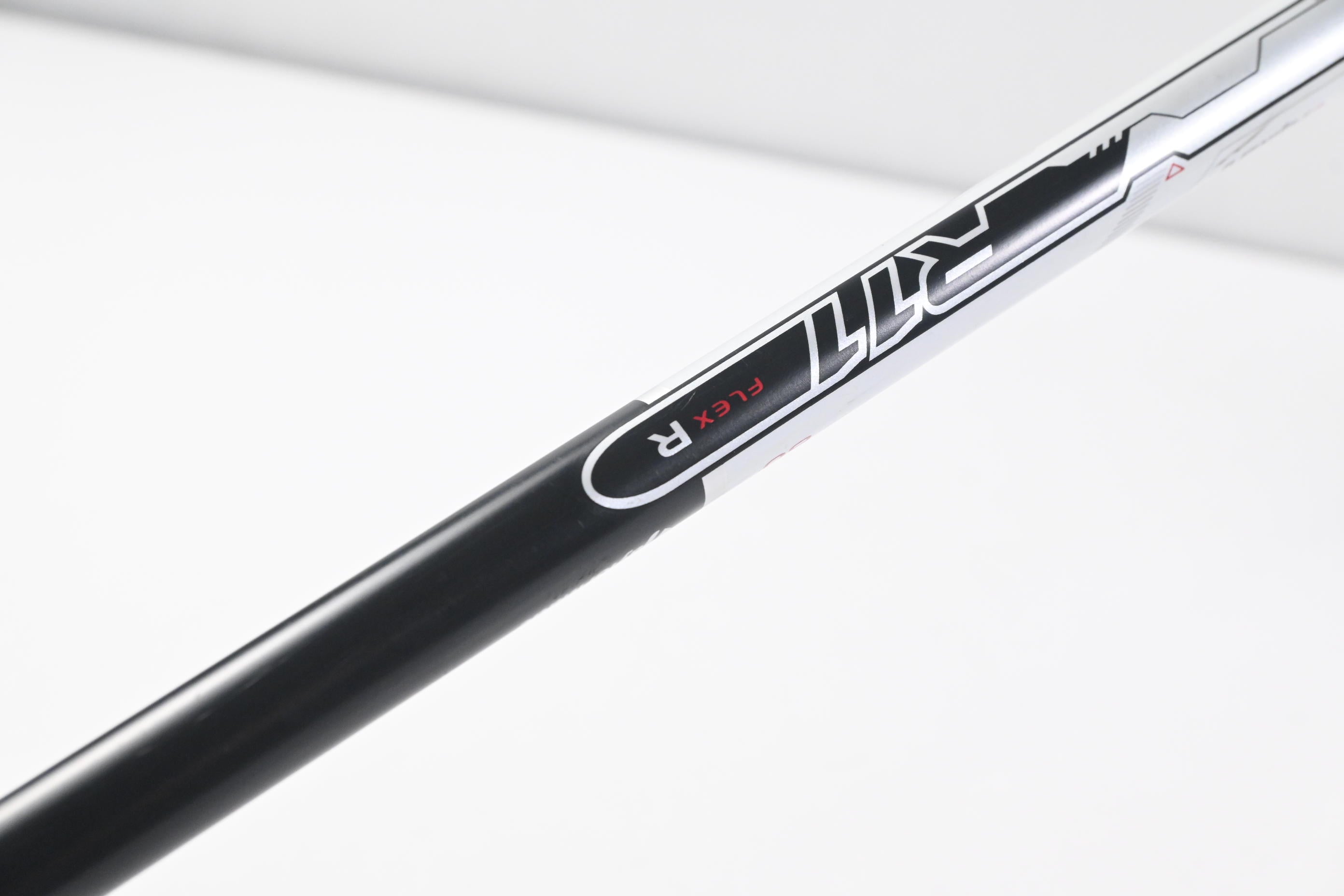 Left Hand Taylormade R11 Driver / 10.5 Degree / Regular Flex Fujikura Blur 60