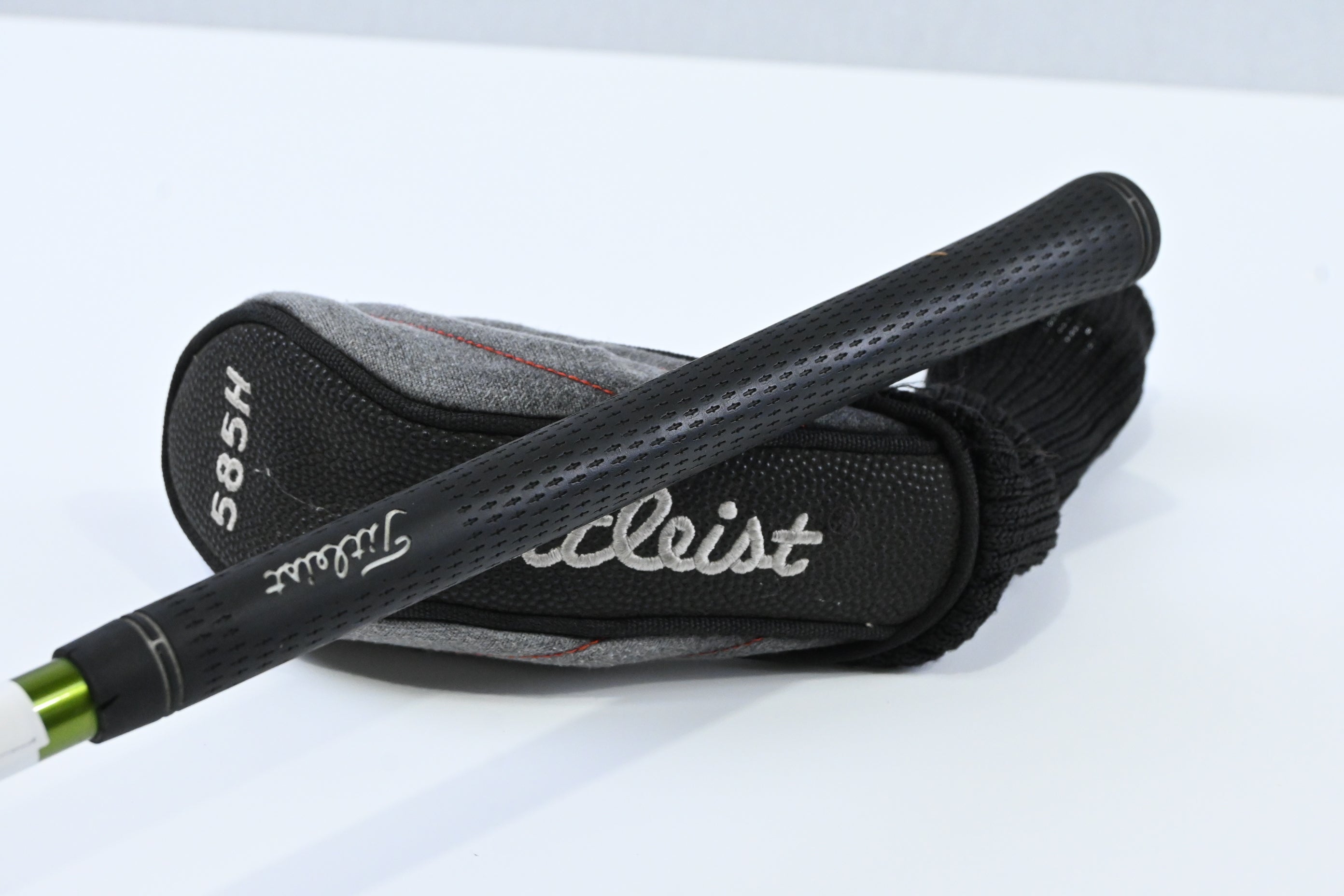 Titleist 585.H #4 Hybrid / 24 Degree / Regular Flex Aldila NV 85 Shaft