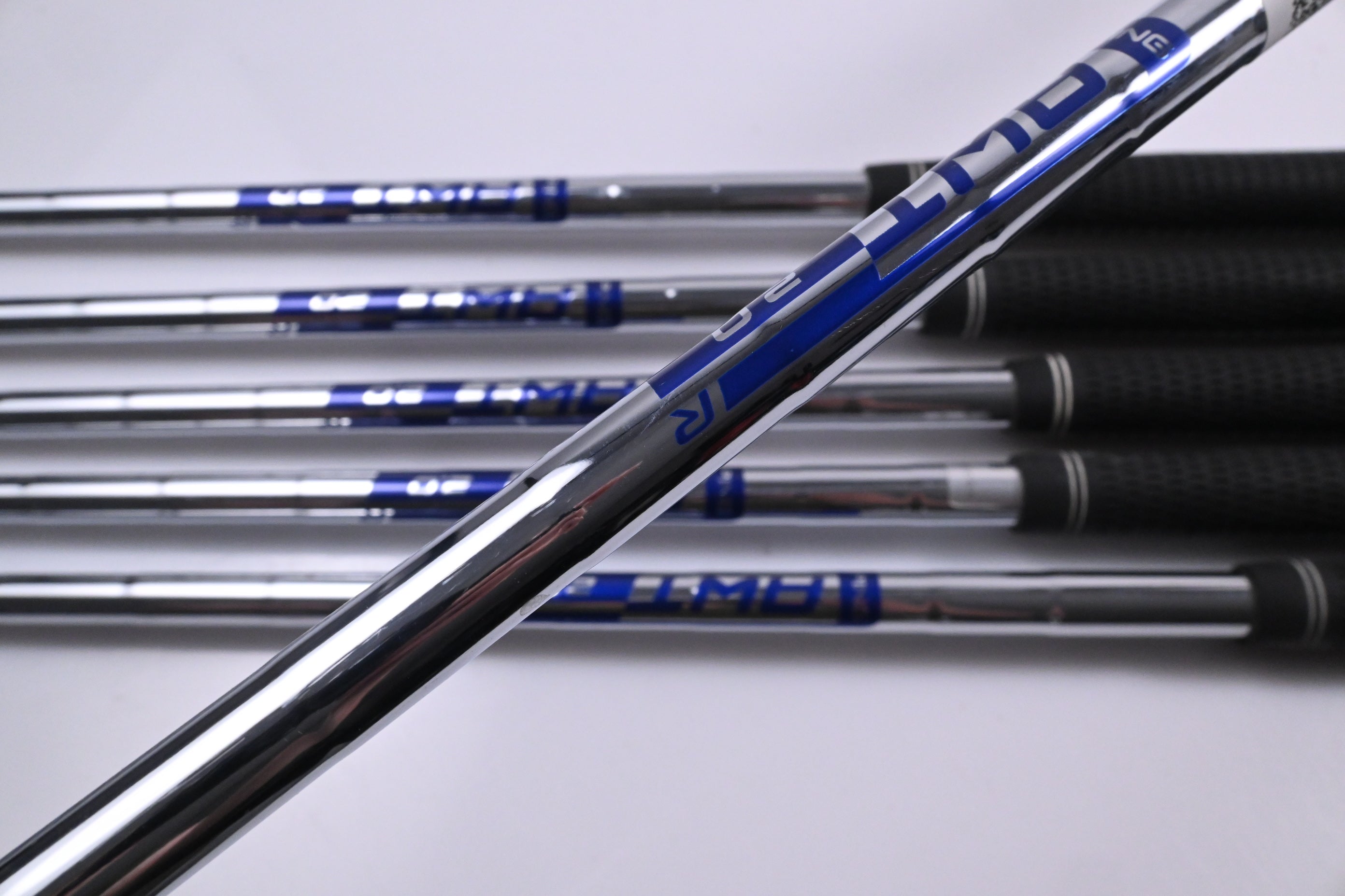 Ping G425 Irons / 5-PW / White Dot / Regular Flex Ping AWT 2.0 Shafts
