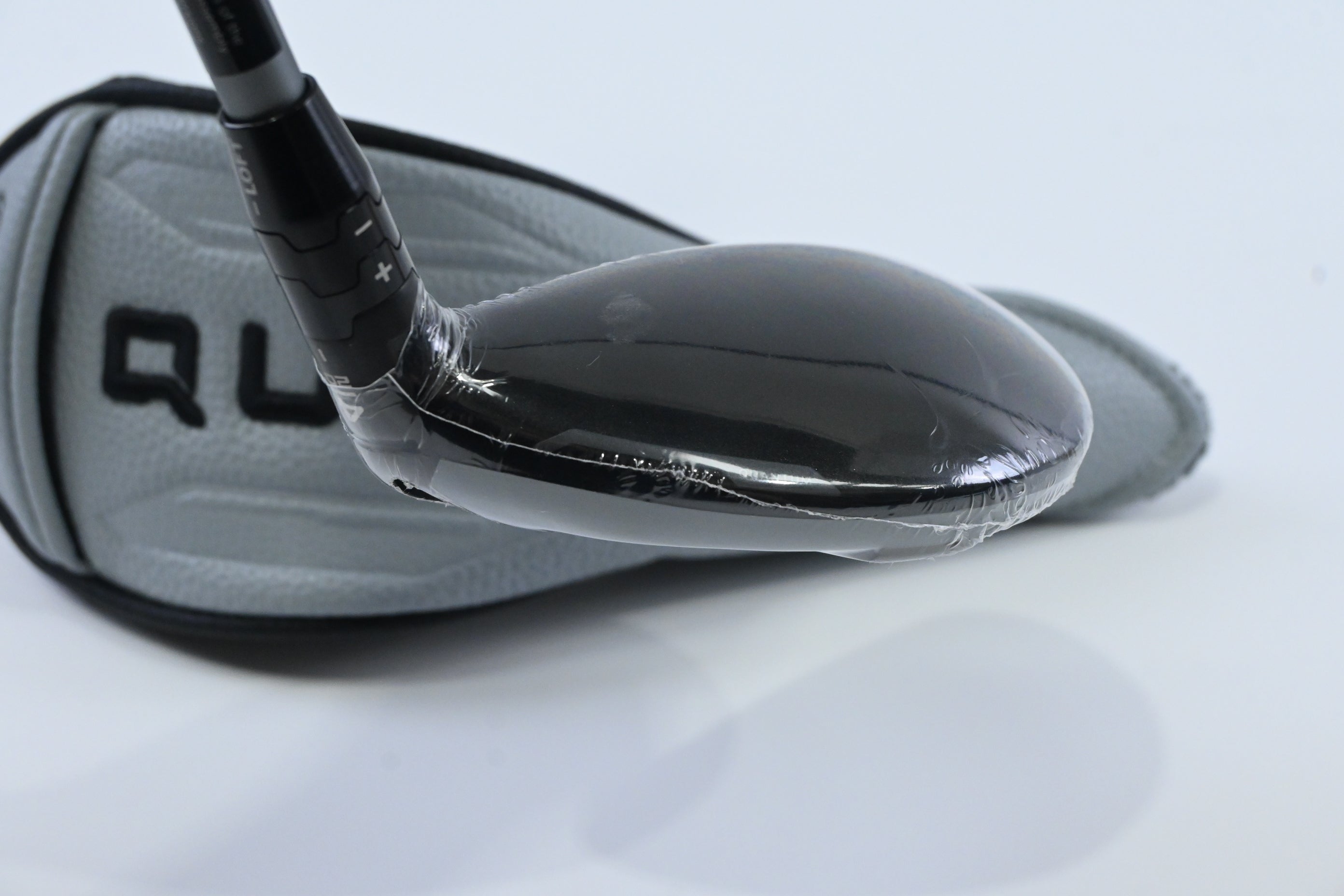 Callaway Quantum Max OS #4 Hybrid / 20 Degree / Regular Flex Denali Frost Silver