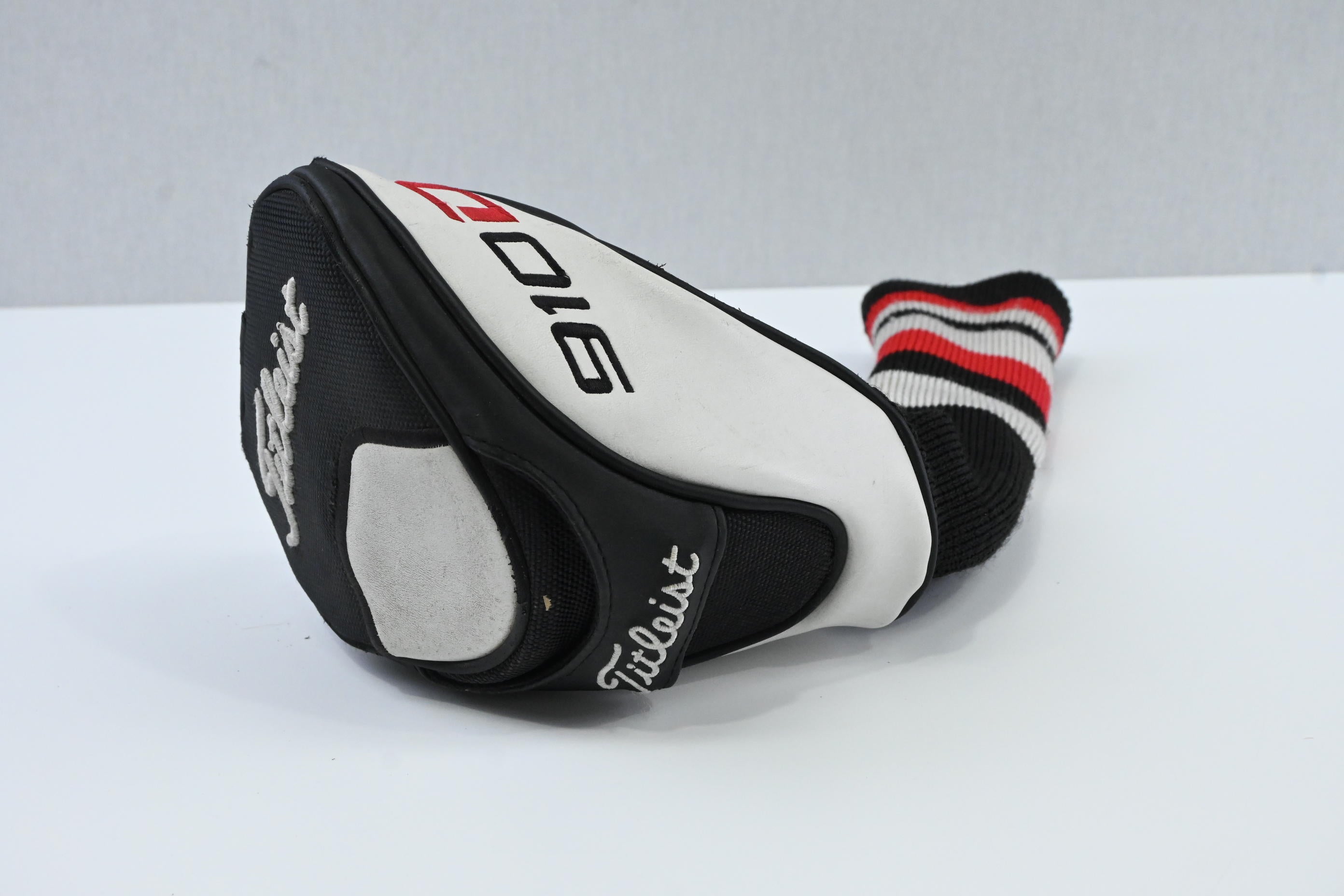 Titleist 910 D2 Driver / 10.5 Degree / Stiff Flex Aldila RIP 60 Shaft