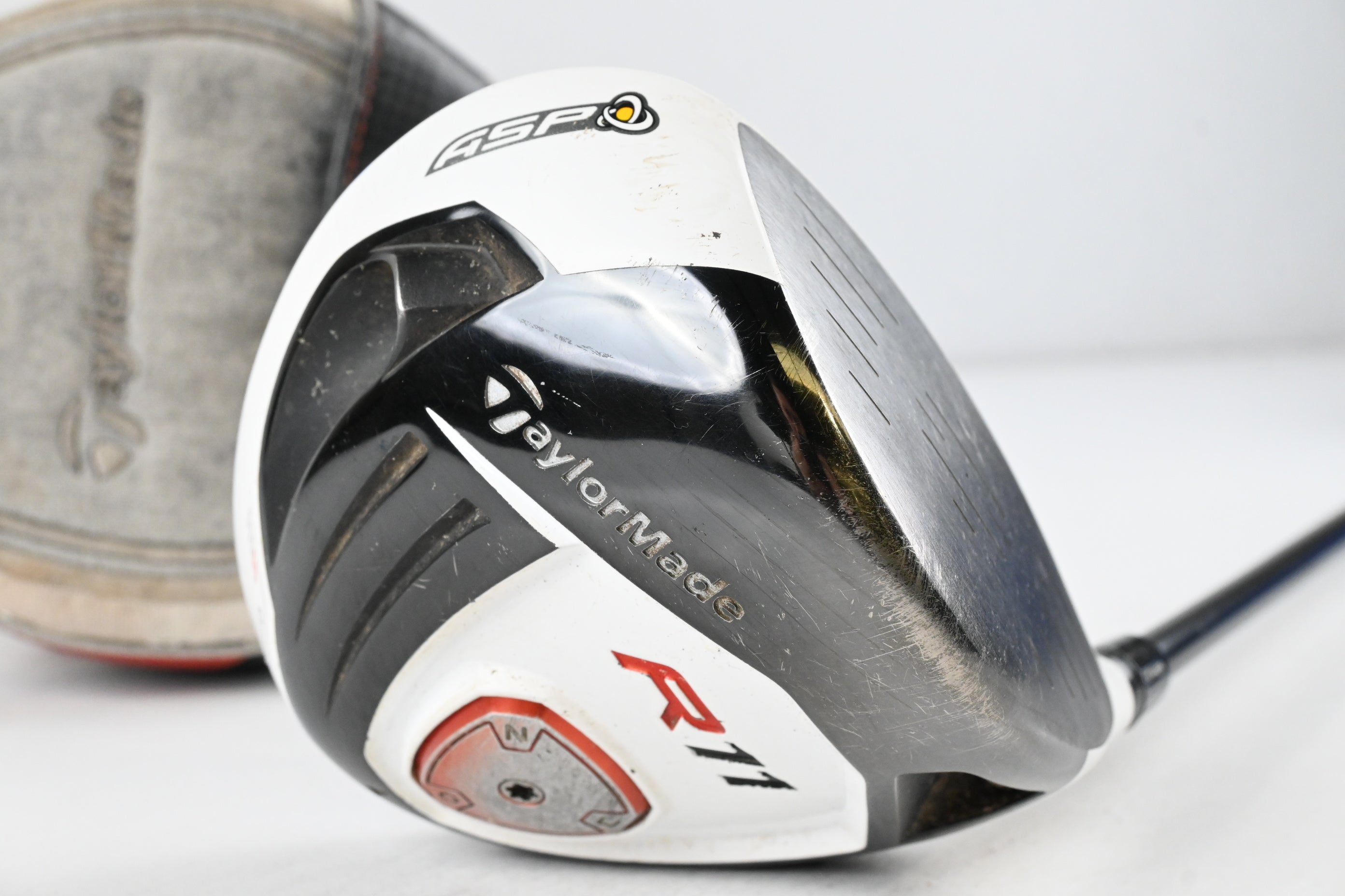 Taylormade R11 Driver / 9 Degree / Stiff Flex Fujikura Blur 60 Shaft