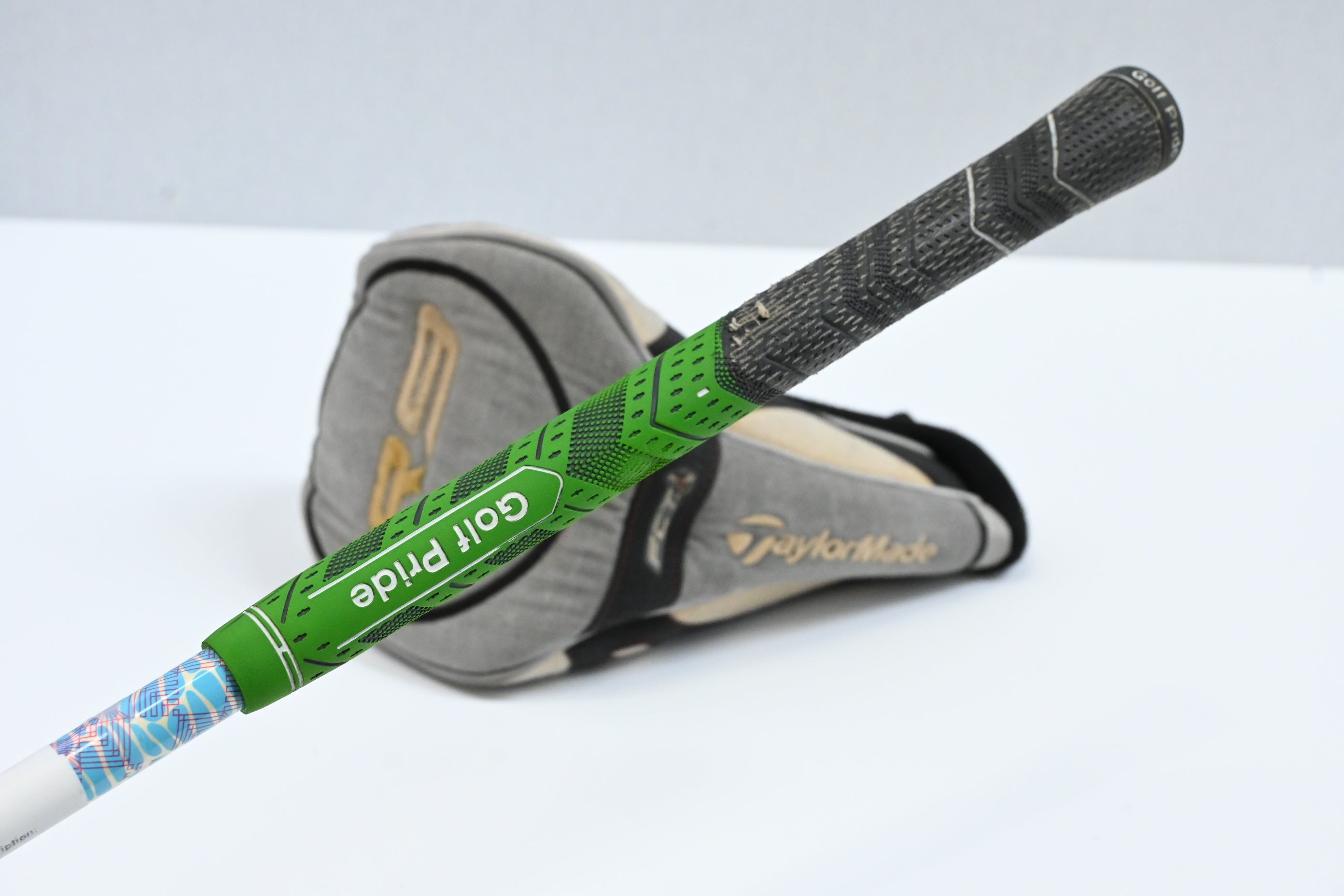 Taylormade R9 Driver / 10.5 Degree / Stiff Flex Fujikura Rombax F 4F09 Shaft