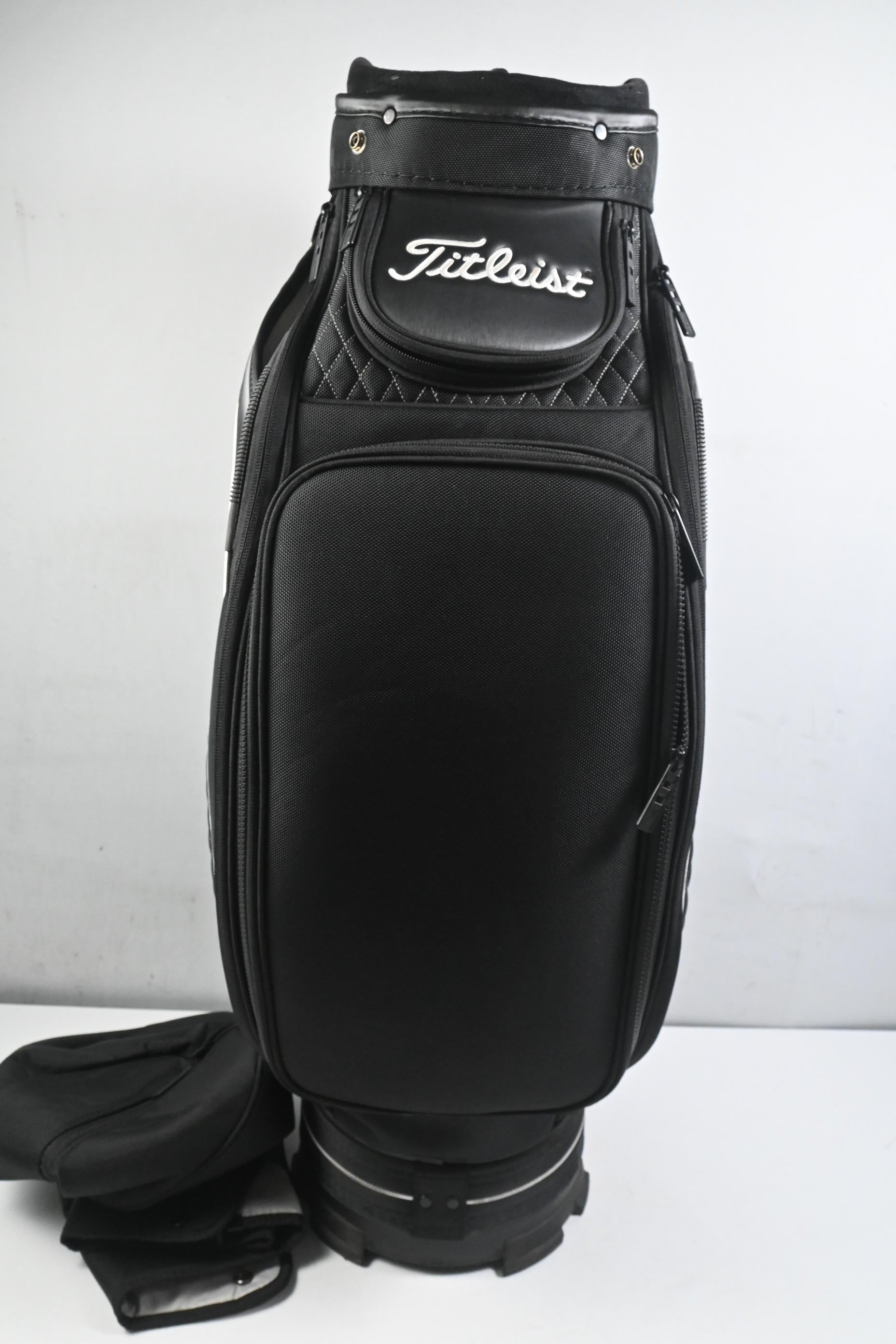 Titleist Tour Series Midsize Tour Bag / 6-Way Divider / Black, White