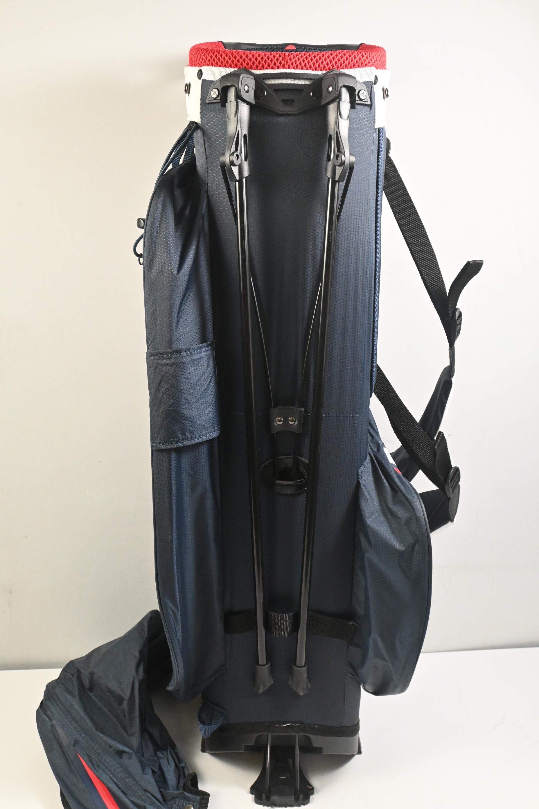 Callaway Chev Dry Stand Bag / 4-Way Divider / White, Navy & Red