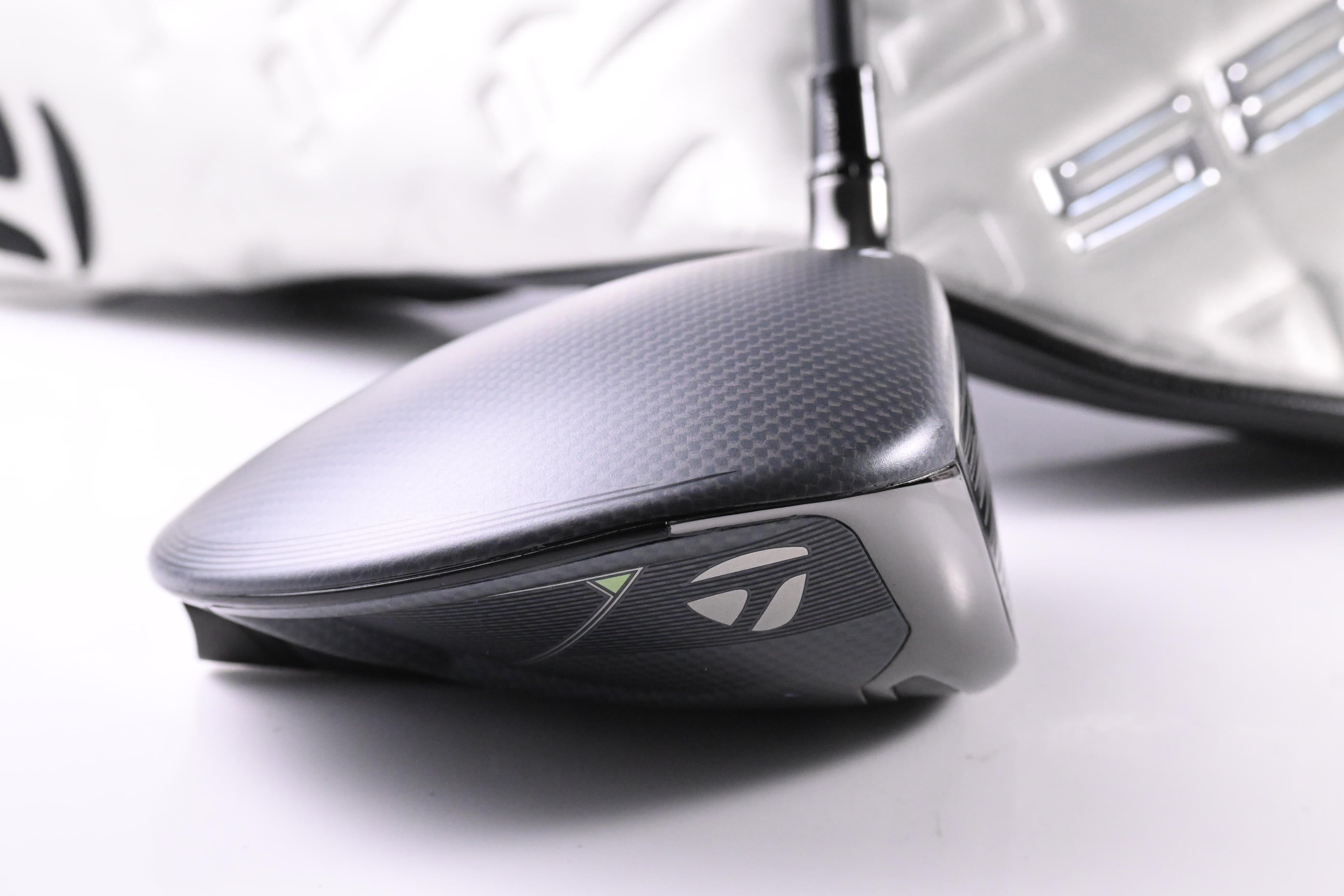 Taylormade Qi35 Driver / 10.5 Degree / X-Flex Kai'li Blue CB Dark Wave 60 Shaft