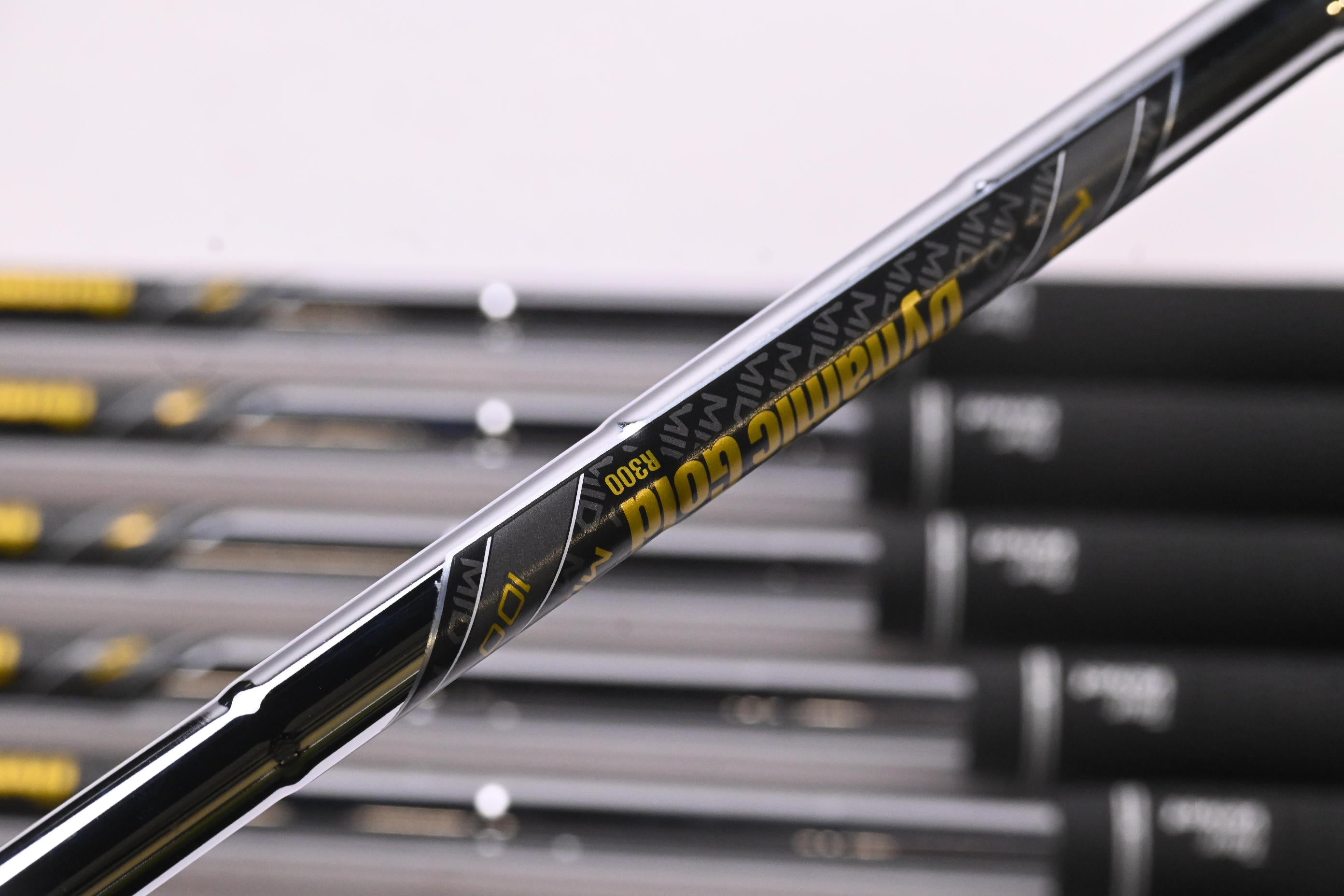 Mizuno JPX 925 Hot Metal Irons / 6-PW+GW+SW / Regular Flex Dynamic Gold MID 100