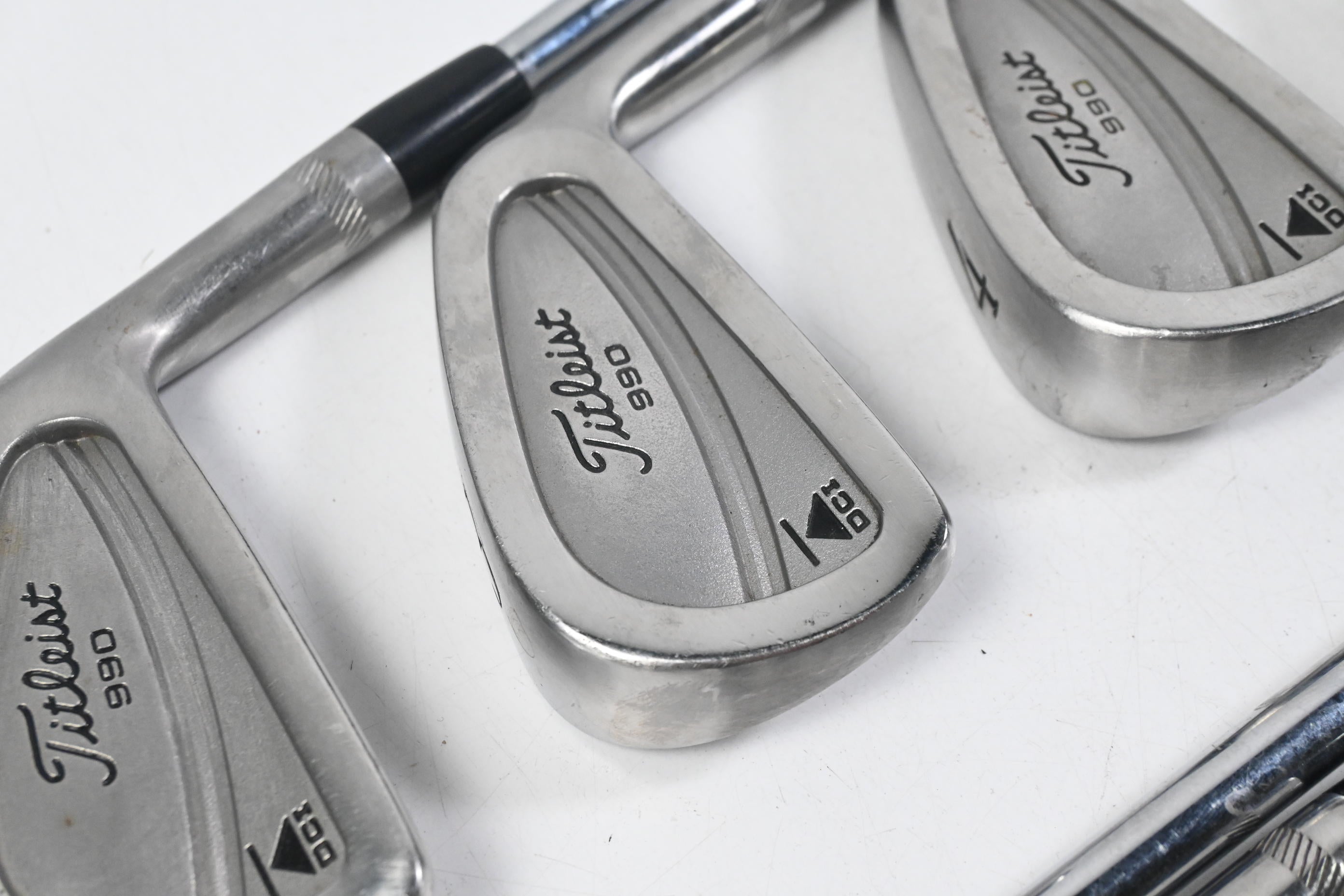 Titleist DCI 990 Irons / 2-PW / Stiff Flex Dynamic Gold S400 Shafts