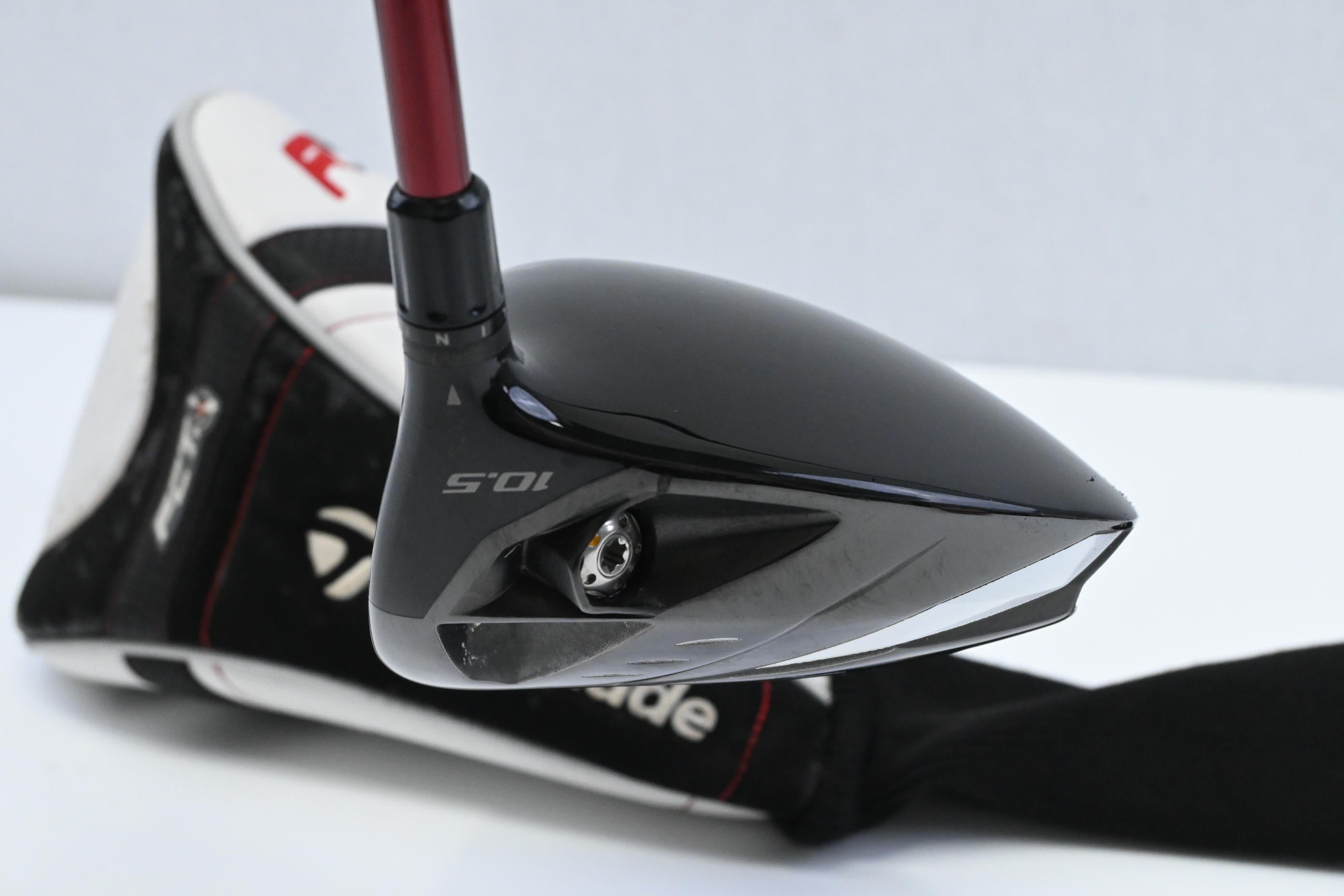 Taylormade R9 Supertri Driver / 10.5 Degree / Regular Flex Fujikura Motore 60