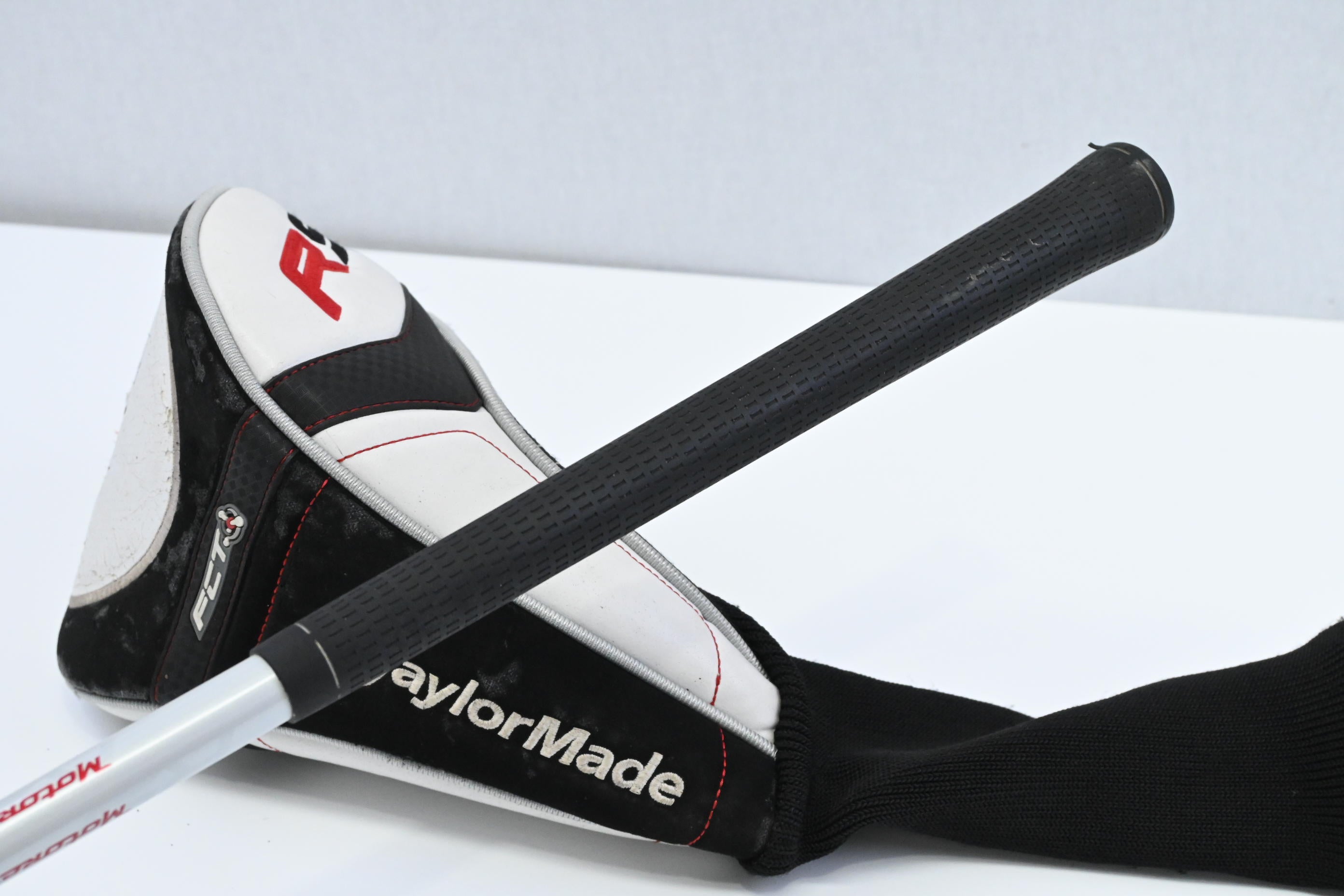 Taylormade R9 Supertri Driver / 10.5 Degree / Regular Flex Fujikura Motore 60