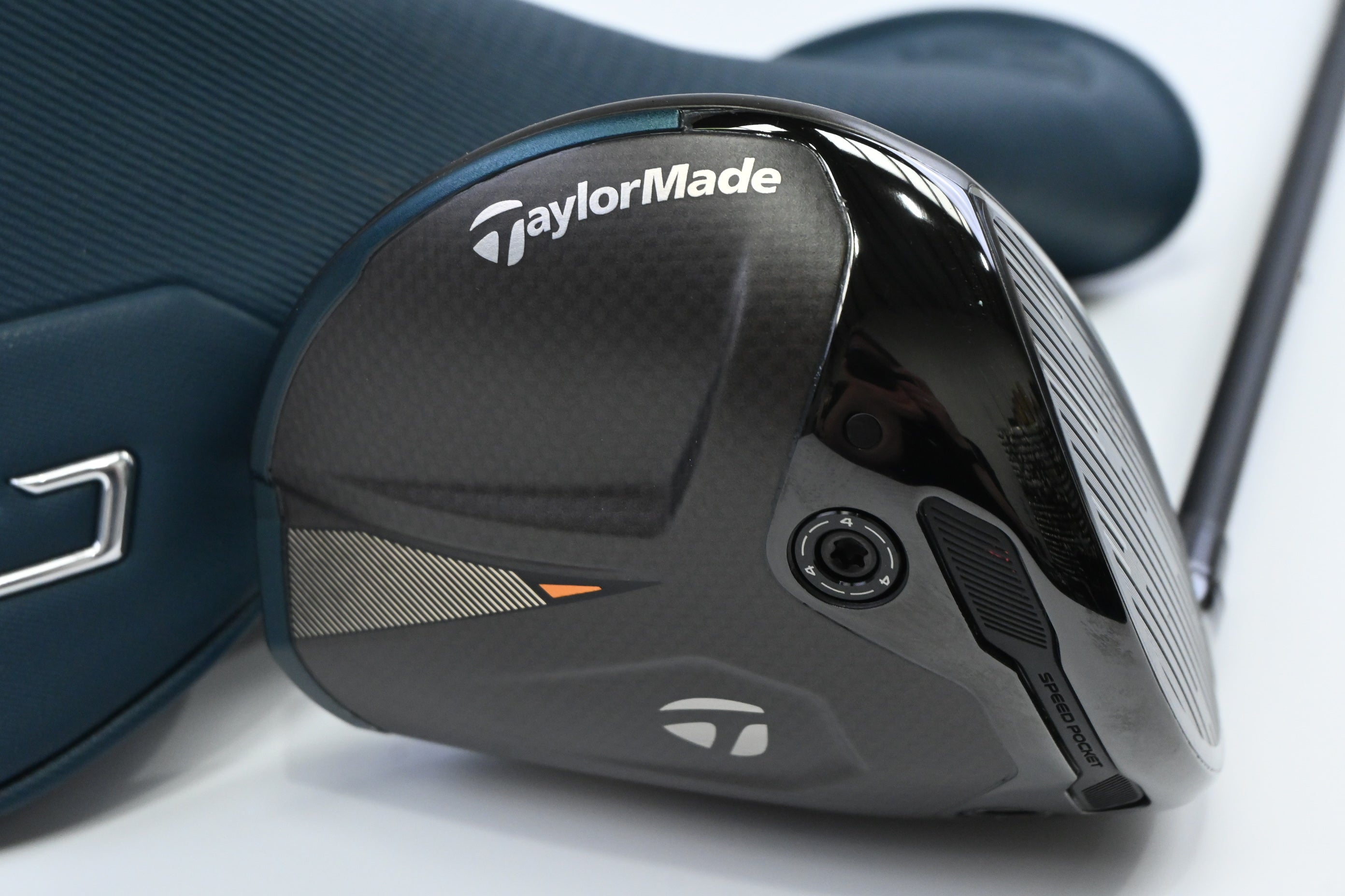 Taylormade Qi4D Driver / 10.5 Degree / Stiff Flex Kai'li Dark Waves White 60
