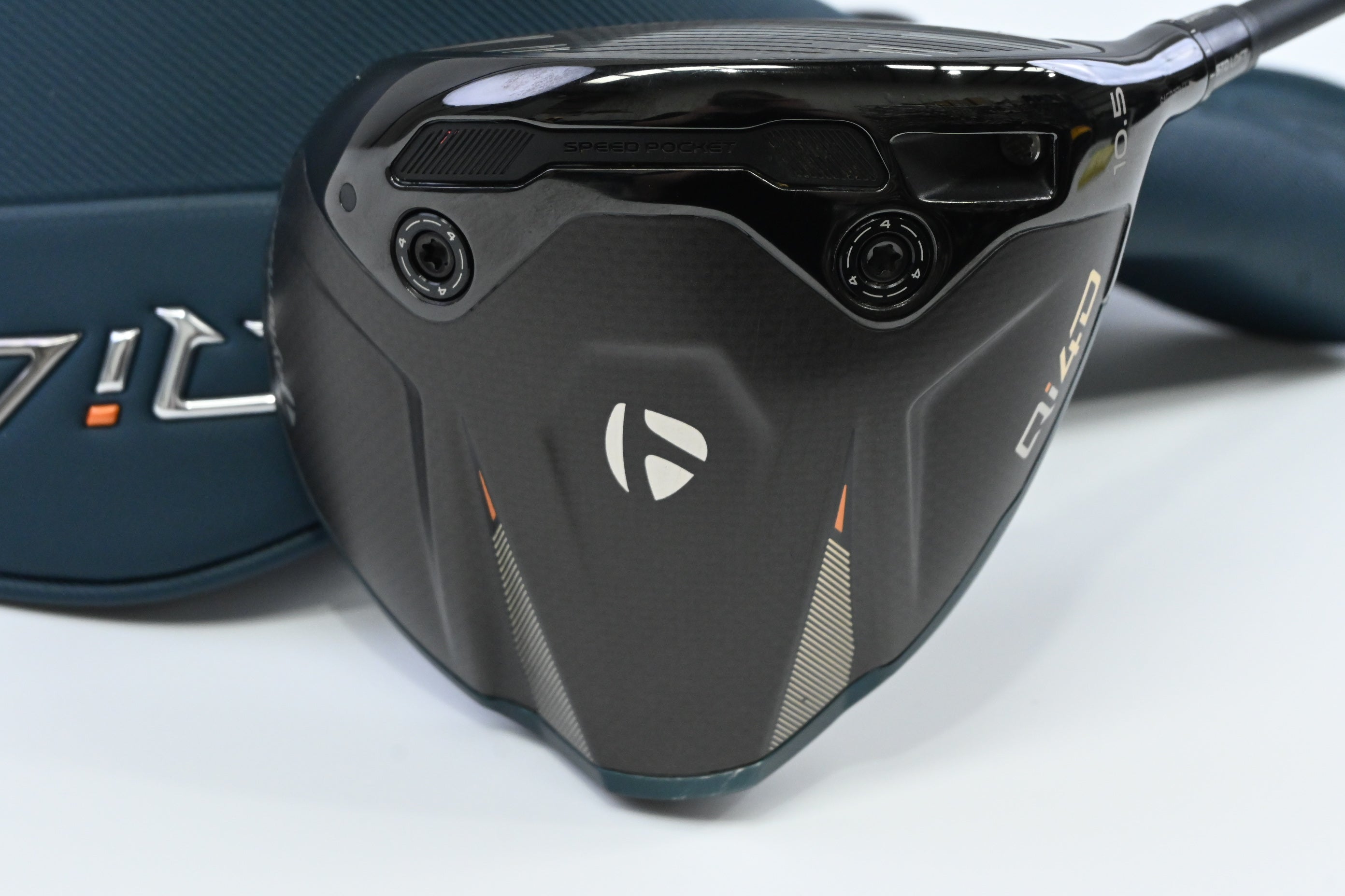 Taylormade Qi4D Driver / 10.5 Degree / Stiff Flex Kai'li Dark Waves White 60