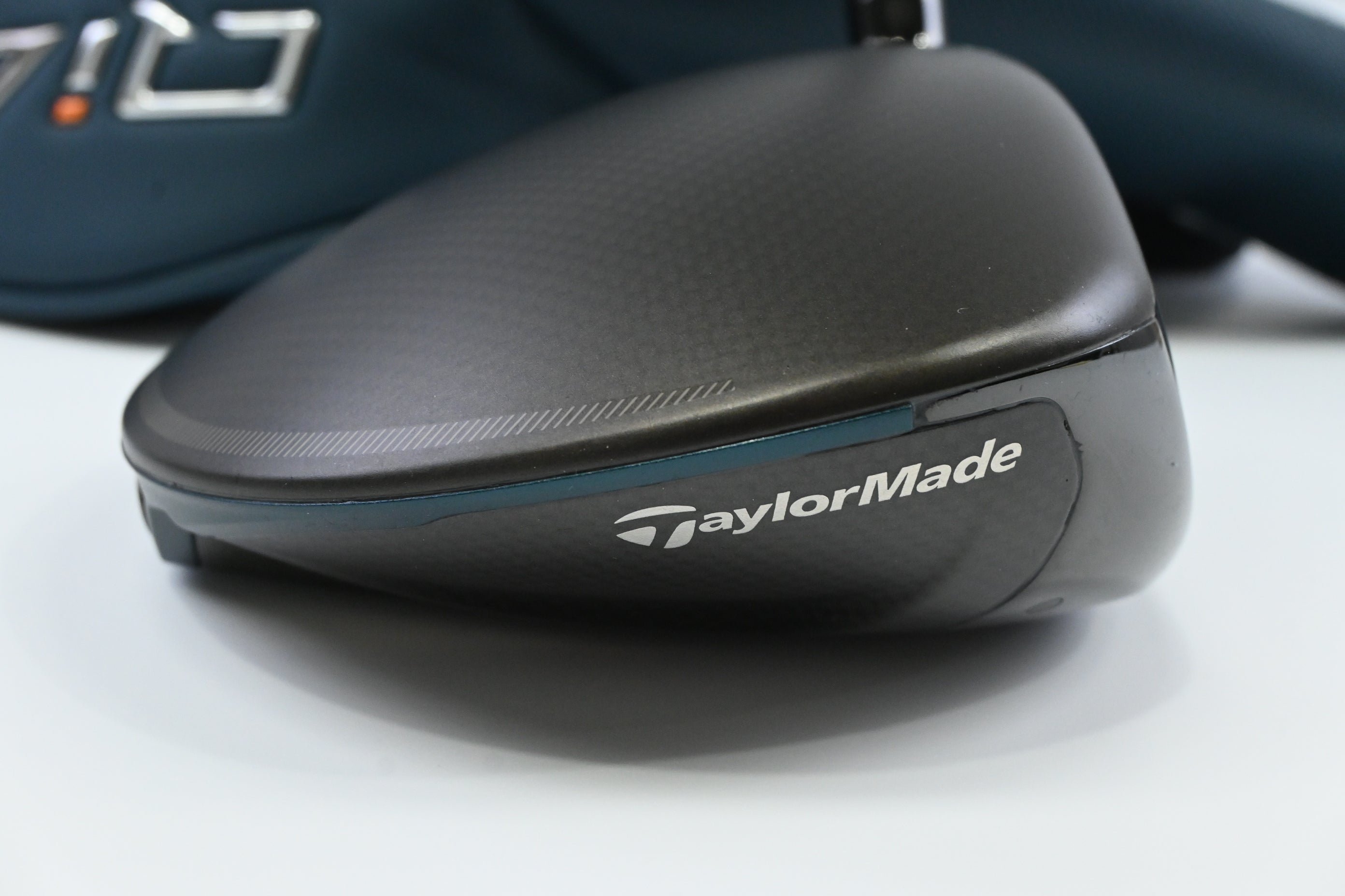 Taylormade Qi4D Driver / 10.5 Degree / Stiff Flex Kai'li Dark Waves White 60