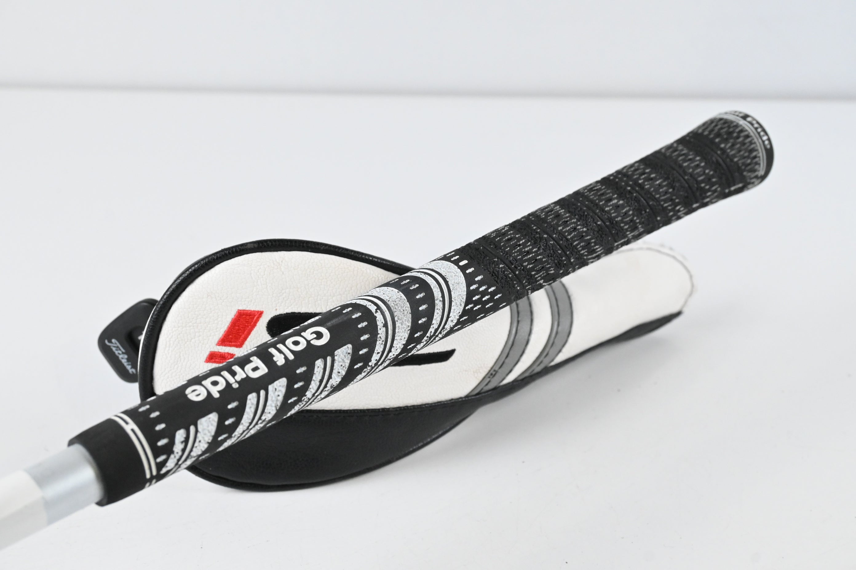 Titleist TSi3 #2 Hybrid / 18 Degree / X-Flex Tour AD IZ-95 Shaft