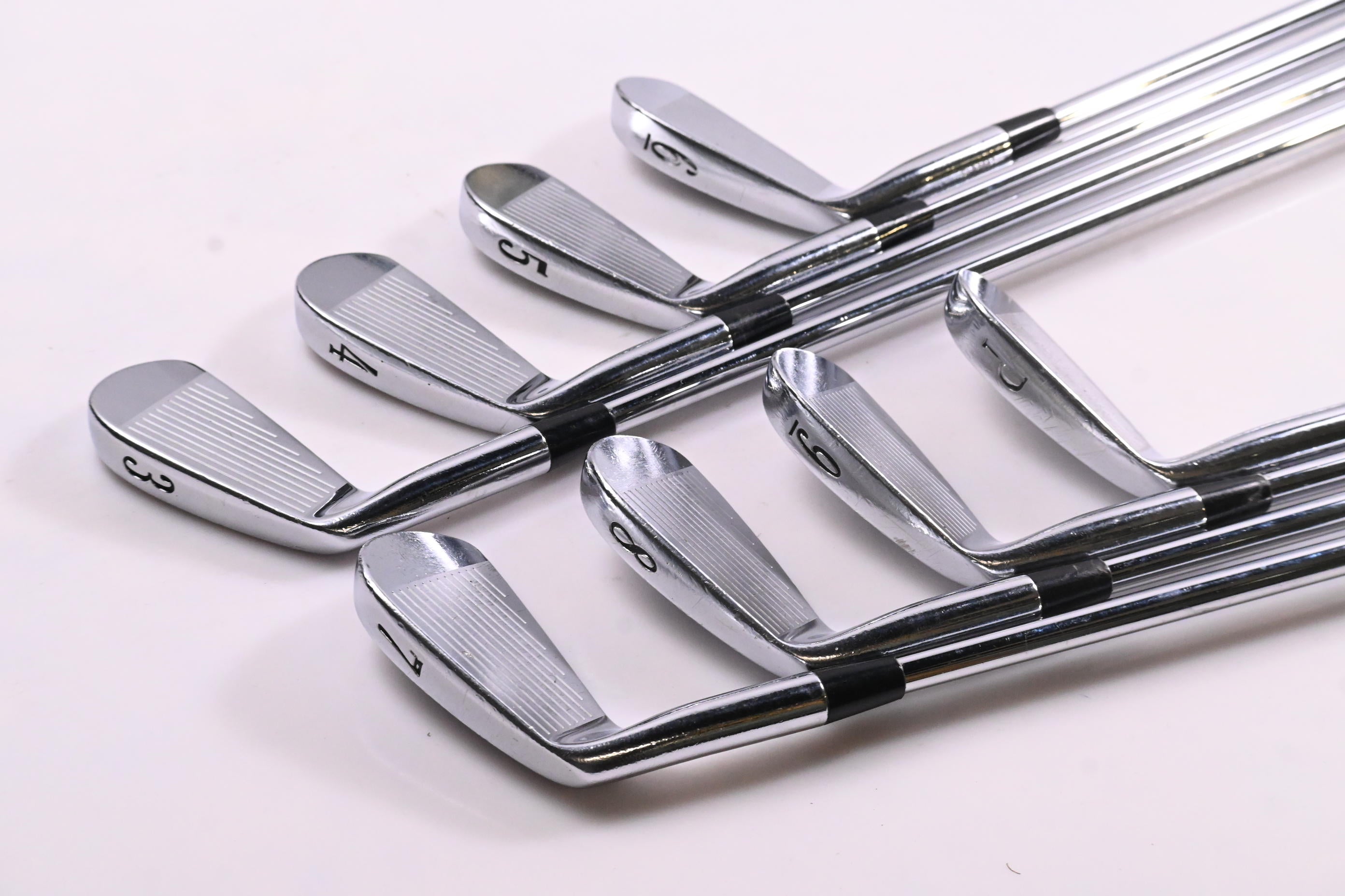 Titleist 690MB Irons / 3-PW / Regular Flex Dynamic Gold R300 Shafts