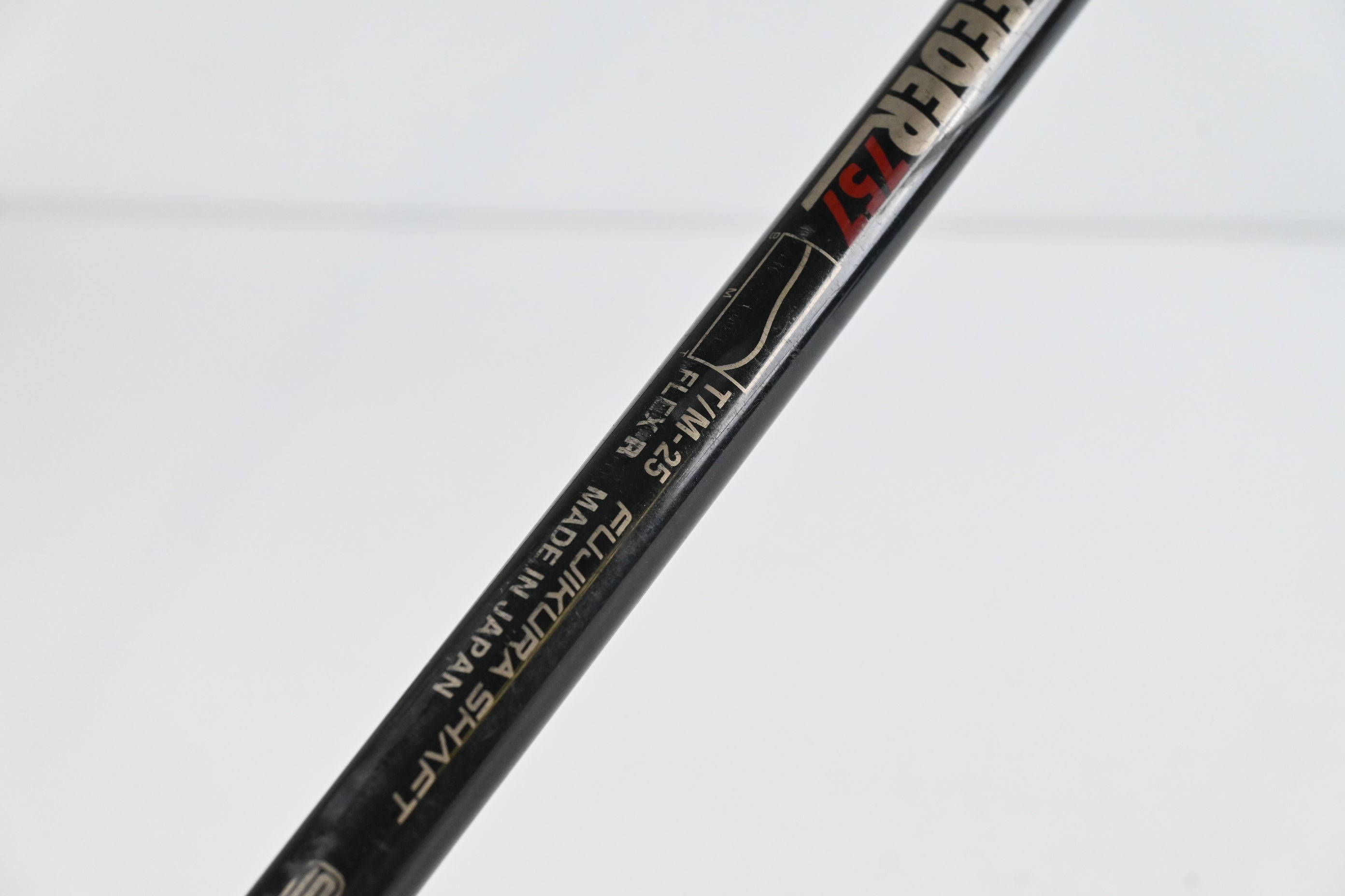 Titleist 905 R Driver / 9.5 Degree / Regular Flex Fujikura Speeder 757 Shaft
