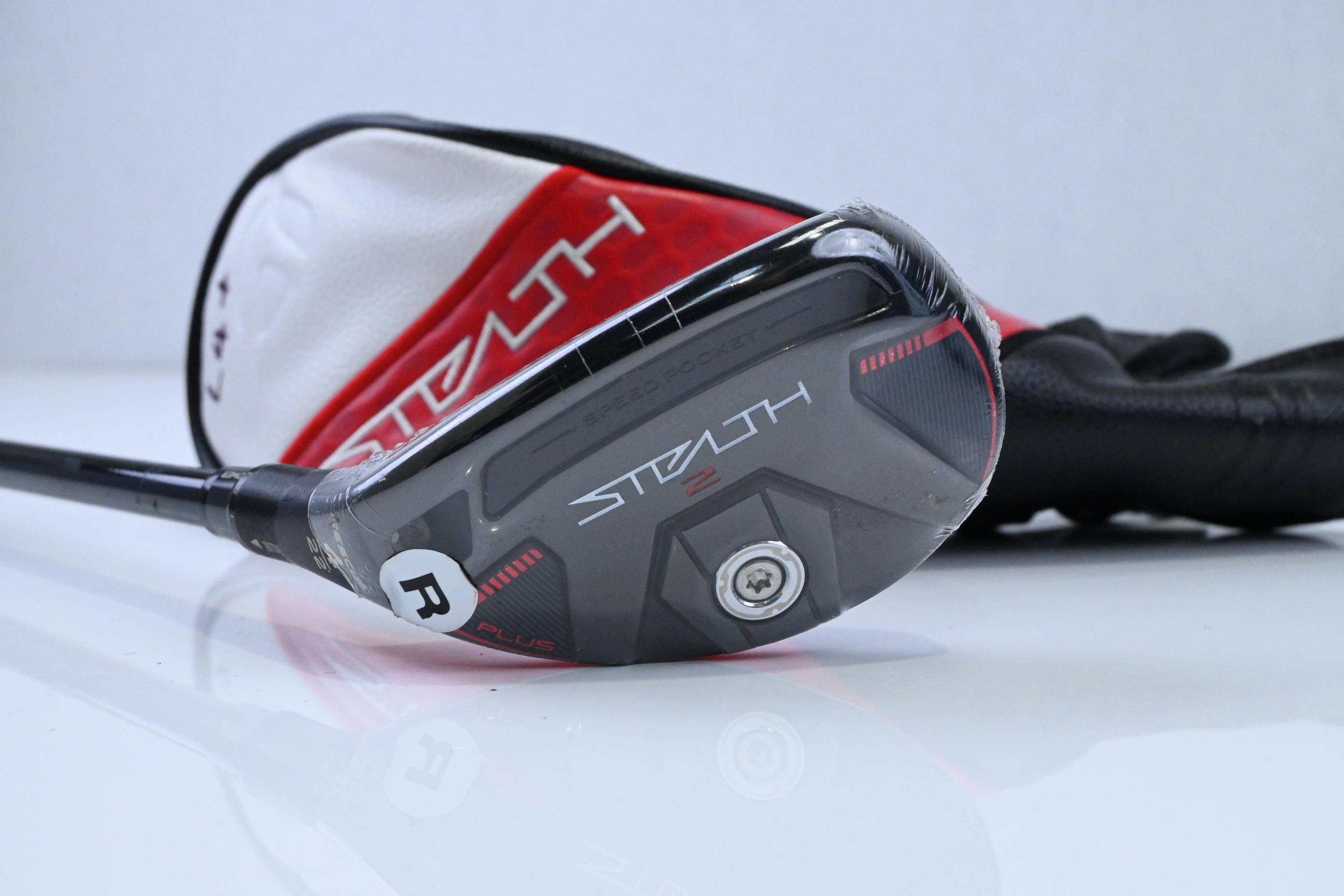 Left Hand Taylormade Stealth Plus #4 Hybrid / 22 Degree / Regular Flex Kai'li 75
